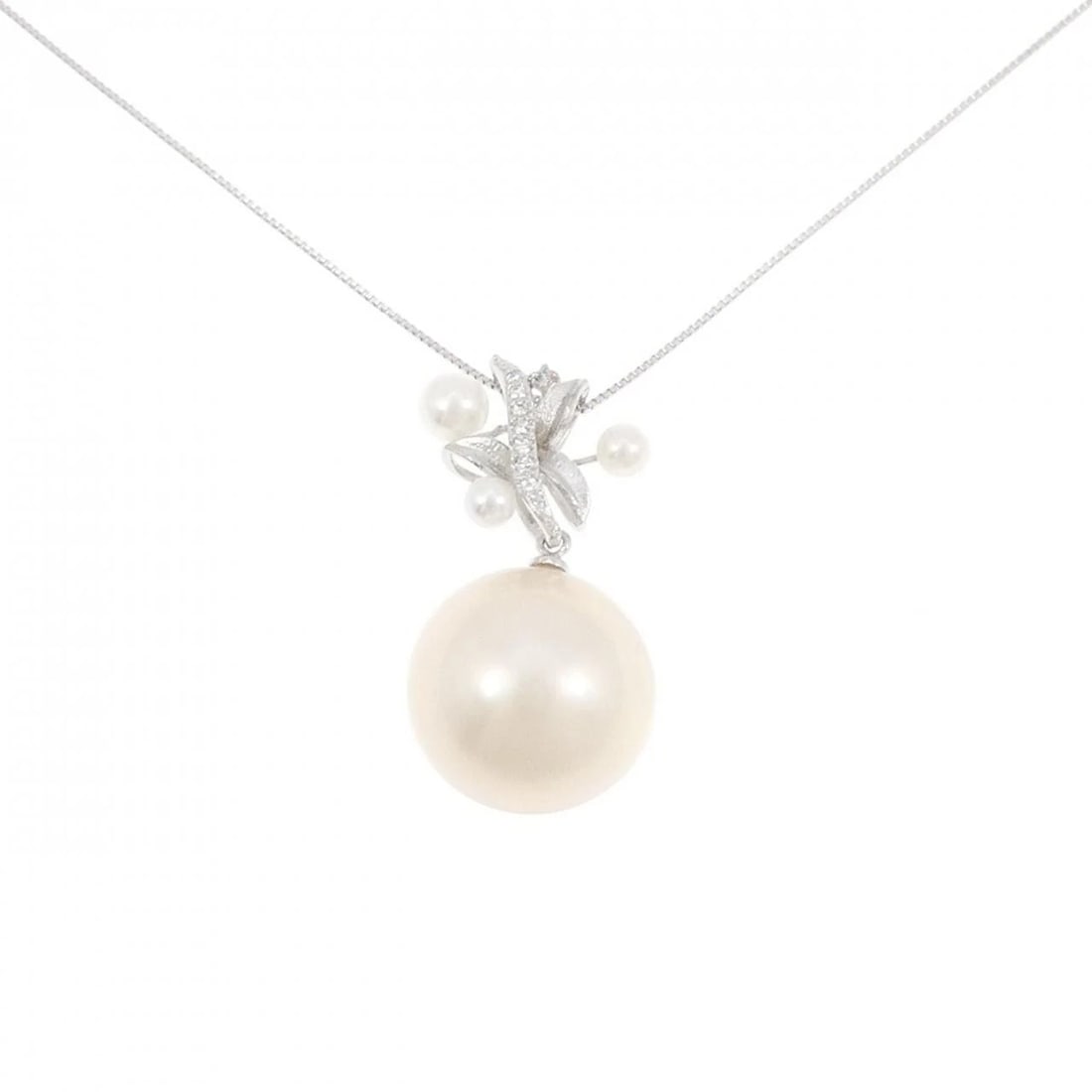 K18WG PEARL NECKLACE: K18WG Pearl Necklace Brand: Unbranded Type/Style: Mabe Pearl Necklace Material: K18WG, Main Stone/Creation Mabe PearlSecondary Stone Diamond Color: White Gold Size: 45cmActual Size Pendant length