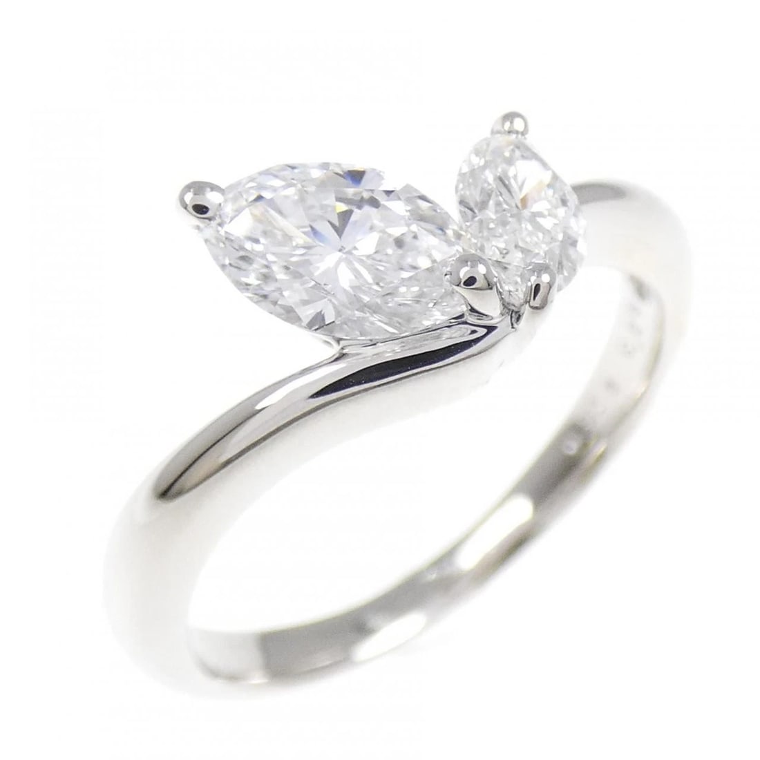 PT900 DIAMOND RING: PT900 Diamond Ring Brand: Unbranded Type/Style: Diamond Ring Material: PT900, Main Stone/Creation NATURAL Color: Silver Size: US 6 1/4 Accessories: None Accessories Notice: When purchasing pre-owned