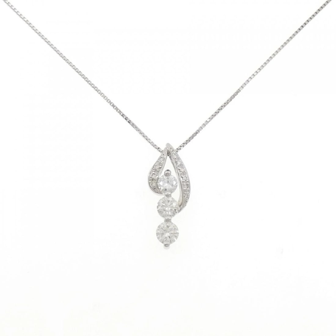 PT900/PT850 DIAMOND NECKLACE: PT900/PT850 Diamond Necklace Brand: Unbranded Type/Style: Diamond Necklace Material: PT900/PT850, Main Stone/Creation Natural Color: Silver Size: Actual Size Pendant length approx. x width approx.:
