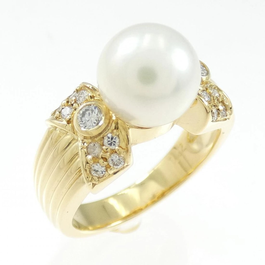 18K YELLOW GOLD AKOYA PEARL RING: 18K Yellow Gold Akoya Pearl Ring Brand: Unbranded Type/Style: akoya pearl ring Material: K18YG, Main Stone/Creation AKOYA PEARL Secondary Stone Diamond Color: YELLOW GOLD Size: US 5.5 Accessories: