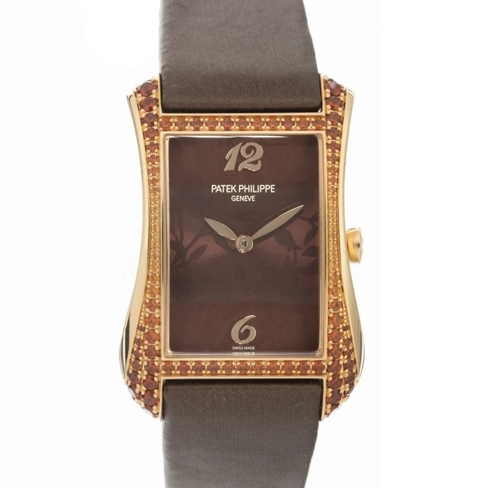 PATEK PHILIPPE GONDOLO SERRATA QUARTZ ROSE GOLD WATCH: PATEK PHILIPPE Gondolo Serrata Quartz Rose Gold Watch Brand: PATEK PHILIPPE Type/Style: Wristwatch Material: Case Material Rose Gold, Band Material Calf Color: Case Color Gold, Dial color Brown, Band