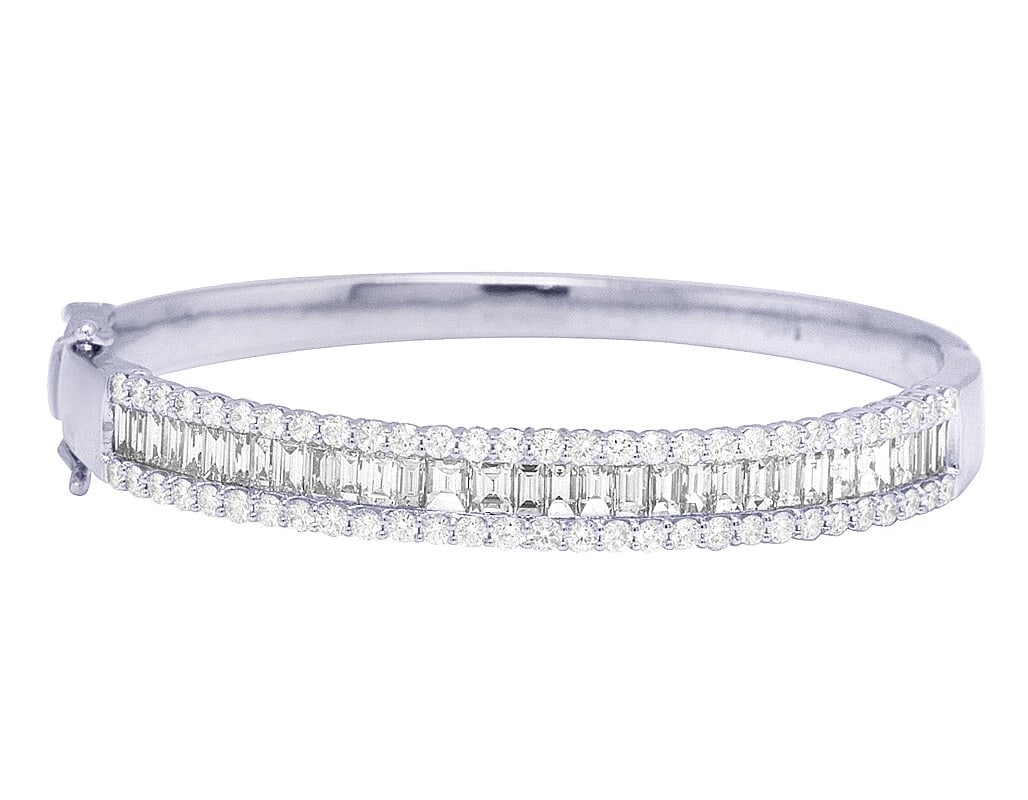 14K WHITE GOLD BAGUETTE DIAMOND DESIGNER BANGLE BRACELET: 14K White Gold Baguette Diamond Designer Bangle Bracelet Brand: none Type/Style: Bracelet Material: 14K , White Gold, Main Stone/Creation White Color: Size: Length 6.5 in Width 8MM Accessories: No