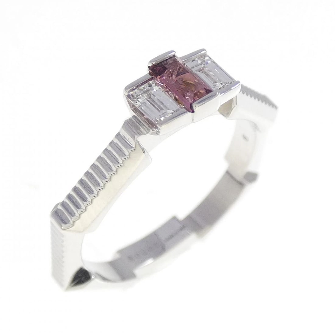 GUCCI LINK TO LOVE RING: Gucci Link to Love Ring Brand: GUCCI Type/Style: Gucci Ring Material: 750 white gold, Color: Tourmaline Secondary Stone Natural Size: US3 3/4(6) Accessories: None Accessories Notice: When purchasing