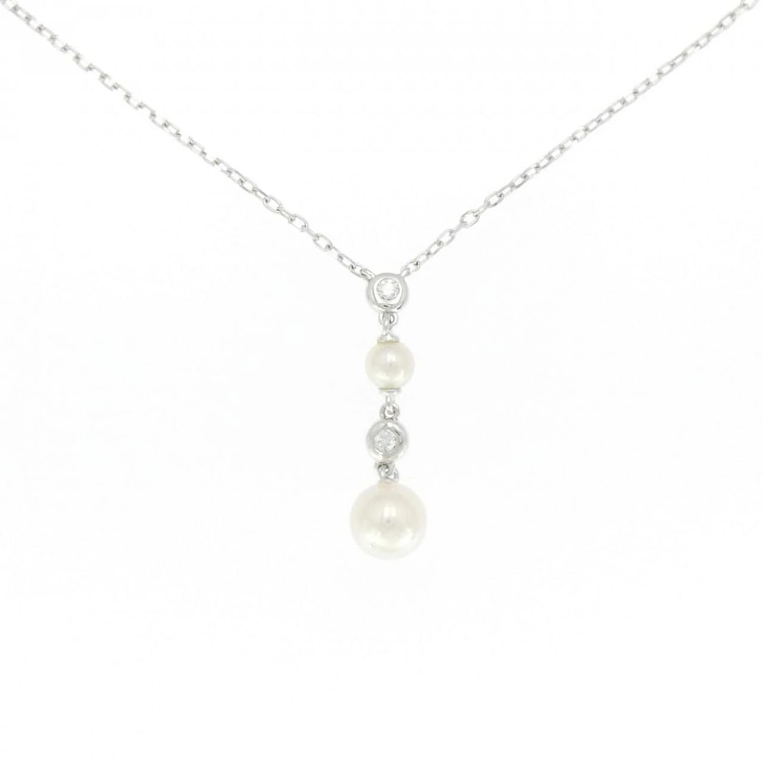 MIKIMOTO AKOYA PEARL NECKLACE: Mikimoto Akoya Pearl Necklace Brand: MIKIMOTO Type/Style: Mikimoto Necklace Material: K18 white gold, Main Stone/Creation Akoya Pearl Secondary Stone diamond Color: White Gold Size: 40cm Actual Size