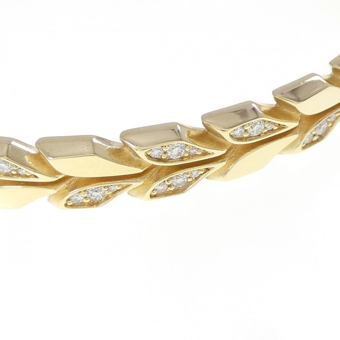 TIFFANY & CO. VINE HINGE BANGLE: TIFFANY & Co. Vine Hinge Bangle Brand: TIFFANY&Co. Type/Style: TIFFANY & Co. Bracelet Material: 750 yellow gold, Main Stone/Creation Natural Color: YEllow gold Size: 16cmActual Size Max width approx:
