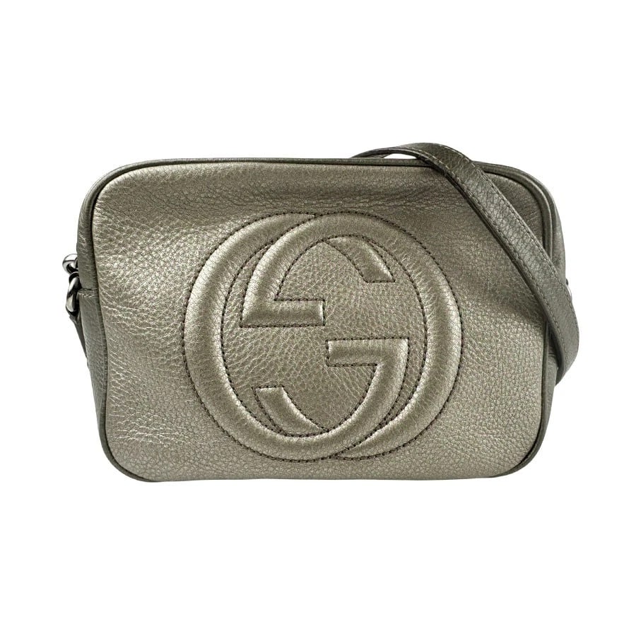 GUCCI SOHO CROSSBODY SHOULDER BAG: GUCCI SOHO Crossbody Shoulder Bag Brand: GUCCI Type/Style: Crossbody Shoulder Bag Material: Leather Color: Gray Gold/Khaki Gray Size: Size [inch] W:7.9inx H:5.9inx D:2.8in Size [cm] W:20cmx H:15cmx