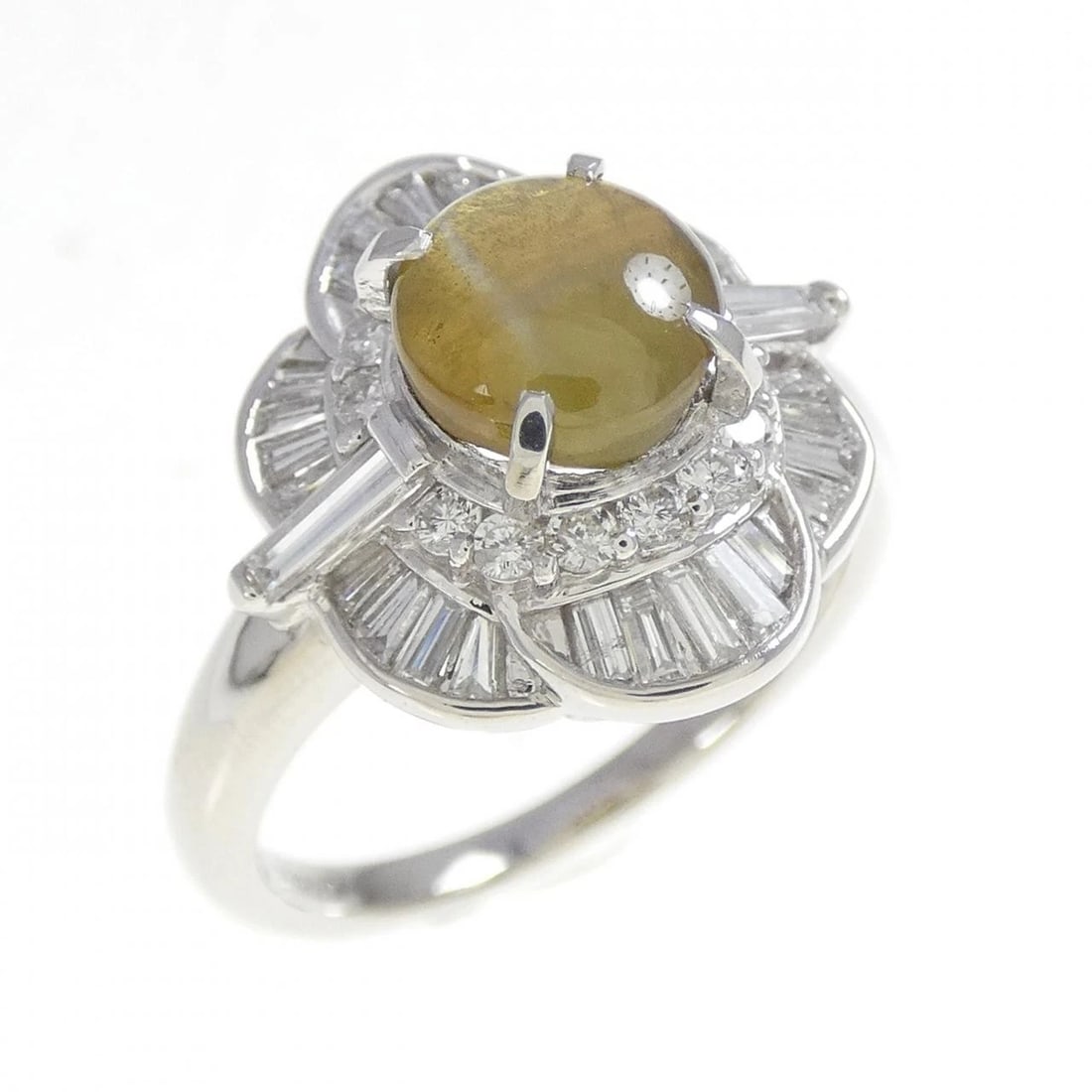 PT900 CHRYSOBERYL CAT'S EYE RING: PT900 Chrysoberyl Cat's Eye Ring Brand: Unbranded Type/Style: Chrysoberyl Cat's Eye Ring Material: PT900, Main Stone/Creation Chrysoberyl Cat's Eye Secondary Stone Diamond Color: Silver Size: US 6