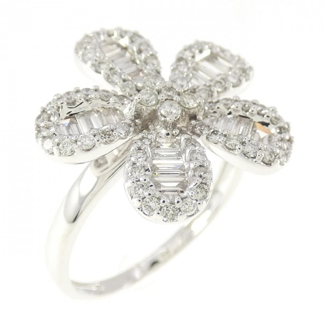 K18WG FLOWER DIAMOND RING: K18WG Flower Diamond Ring Brand: Unbranded Type/Style: Diamond ring Material: K18WG, Main Stone/Creation Natural Color: White Gold Size: US 5 1/2 Accessories: None Accessories Notice: When purchasing