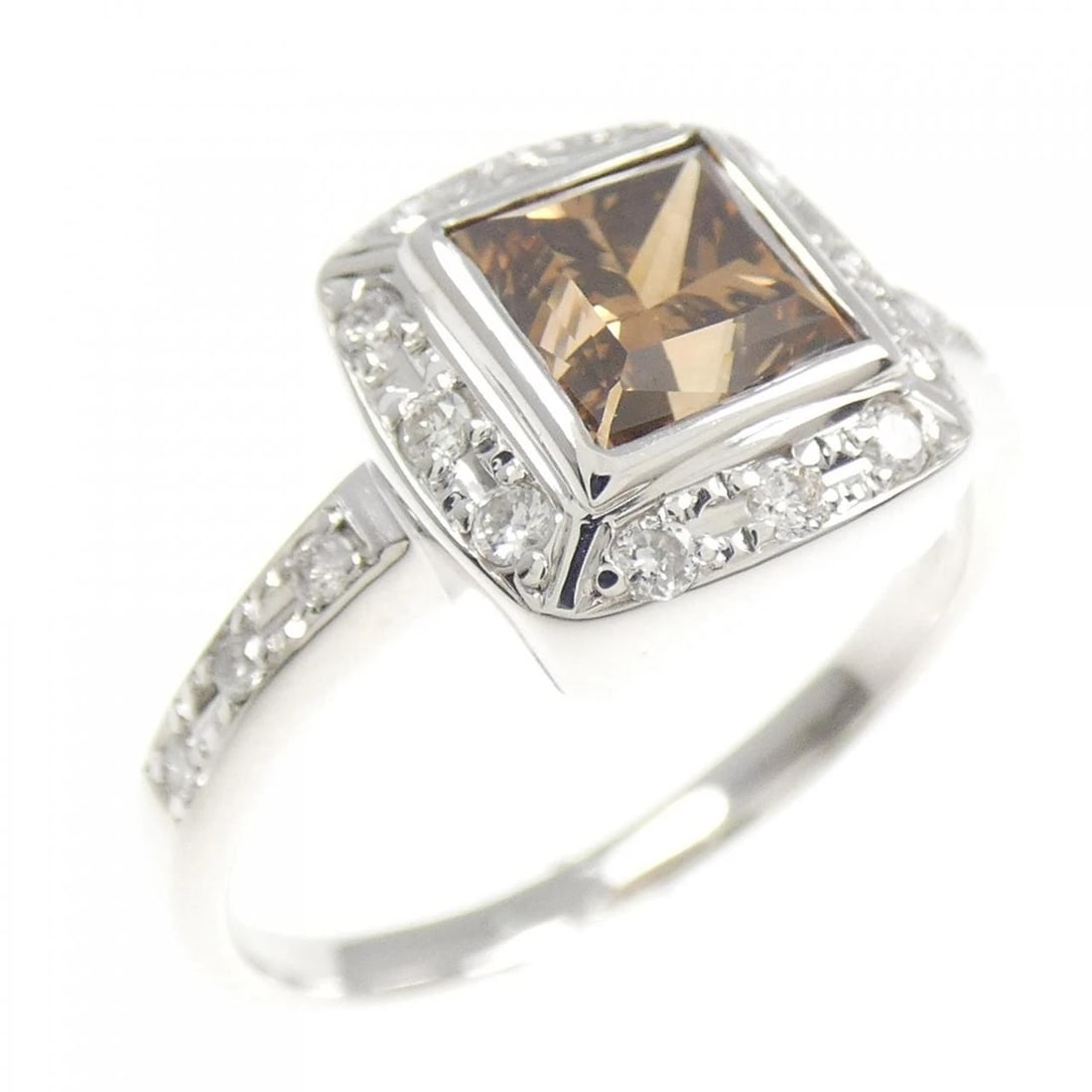 K18WG DIAMOND RING: K18WG Diamond Ring Brand: Unbranded Type/Style: Diamond Ring Material: K18WG, Main Stone/Creation NATURAL Color: White Gold Size: US 5 1/4 Accessories: None Accessories Notice: When purchasing