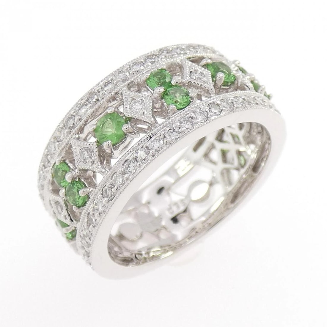 750WG GREEN GARNET RING: 750WG Green Garnet Ring Brand: Unbranded Type/Style: Garnet Ring Material: 750WG, Main Stone/Creation Garnet Secondary Stone Diamond Color: White Gold Size: US 6 1/4 Accessories: None Acce