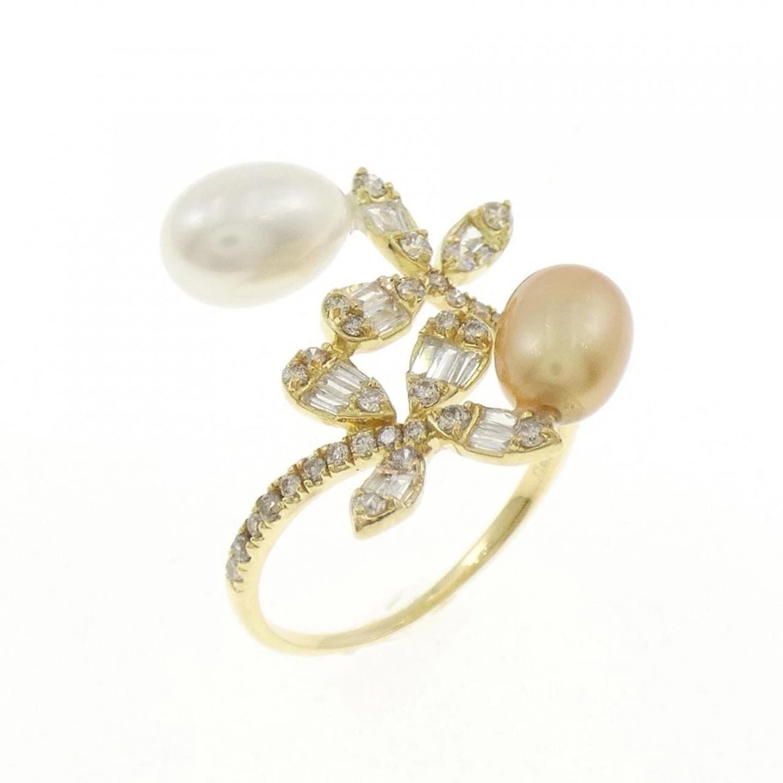 K18YG FLOWER WHITE BUTTERFLY PEARL RING: K18YG Flower White Butterfly Pearl Ring Brand: Unbranded Type/Style: White Butterfly Pearl Ring Material: 18K Yellow Gold, Main Stone/Creation White Butterfly Pearl Secondary Stone Diamond Color: