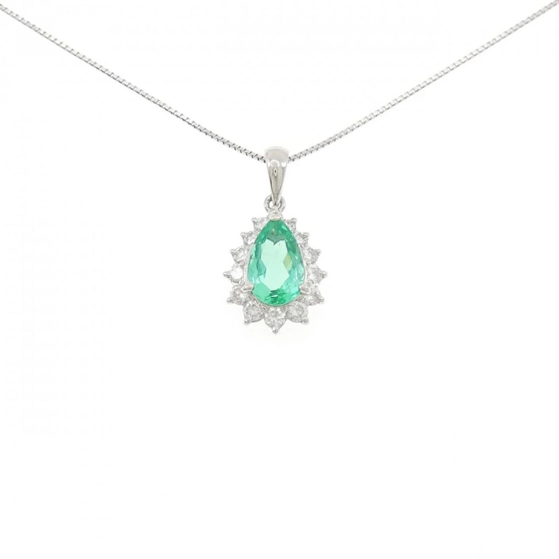 PT900/PT850 EMERALD NECKLACE: PT900/PT850 Emerald Necklace Brand: Unbranded Type/Style: Emerald Necklace Material: PT900/PT850, Main Stone/Creation EMERALD Secondary Stone Diamond Color: Silver Size: 45CM Actual Size Pendant