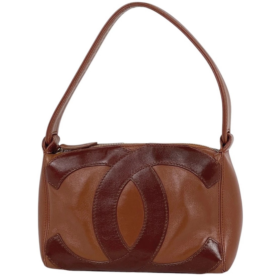 CHANEL (INTERLOCKING) CC LOGO SHOULDER BAG: CHANEL (Interlocking) CC logo Shoulder Bag Brand: CHANEL Type/Style: Shoulder Bag Material: leather Color: Brown Size: Width 22.5cm(8.9") Height 14.5cm(5.7") Depth 8cm(3.1") Accessories: None