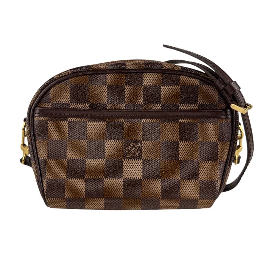 LOUIS VUITTON DAMIER EBENE IPANEMA POCHETTE SHOULDER BAG: LOUIS VUITTON Damier Ebene Ipanema Pochette Shoulder Bag Brand: LOUIS VUITTON Type/Style: Shoulder Bag Material: Damier Canvas Color: Ebene Size: Size [inch] W:5.9inx H:4.7inx D:1.2in Size [cm]