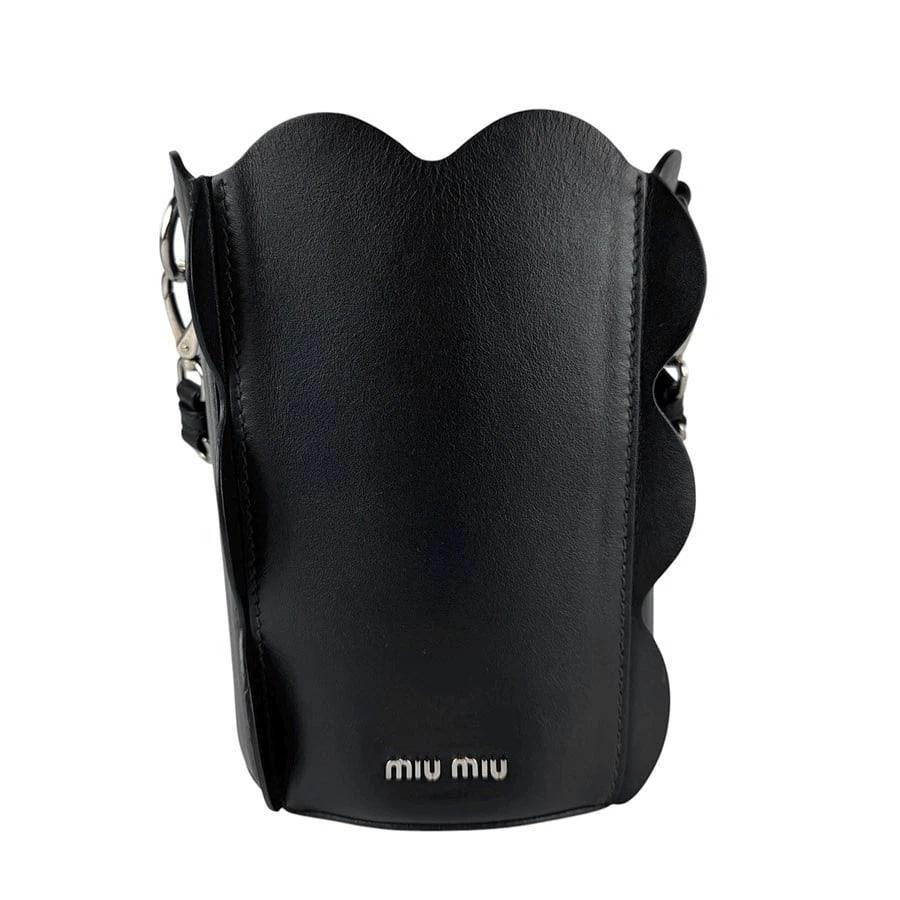 MIUMIU SHOULDER BAG HANDBAG BLACK: MIUMIU Shoulder Bag Handbag Black Brand: MIUMIU Type/Style: Shoulder Bag Material: Leather Color: Black Size: Size [inch] W:5.9inx H:7.9inx D:5.9in Handle Length:17.7in Size [cm] W:15cmx H:20cmx D:15c