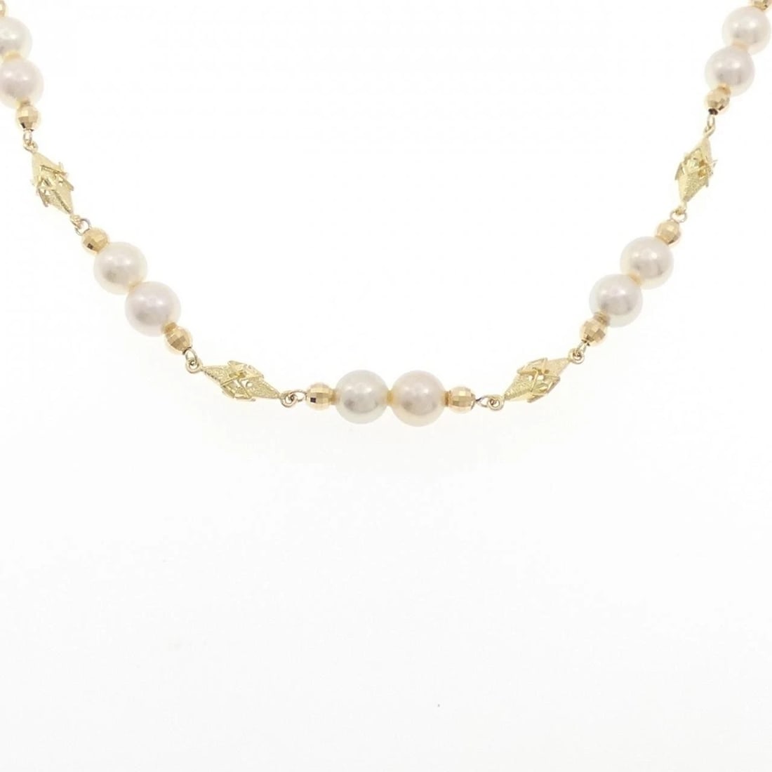 K18YG AKOYA PEARL NECKLACE: K18YG Akoya Pearl Necklace Brand: Unbranded Type/Style: Akoya Pearl Necklace Material: 18K Yellow Gold, Main Stone/Creation Akoya Pearl Color: Yellow Gold Size: Actual Size Max width approx.: 7.3mm