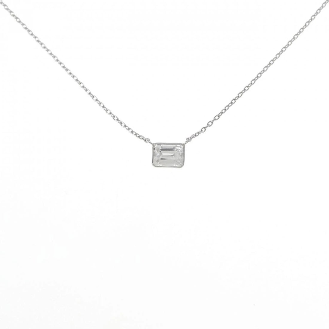 PT900/PT850 DIAMOND NECKLACE: PT900/PT850 Diamond Necklace Brand: Unbranded Type/Style: Diamond Necklace Material: PT900/PT850, Main Stone/Creation Natural Color: Platinum Size: Actual Size Pendant length approx. x width approx.: