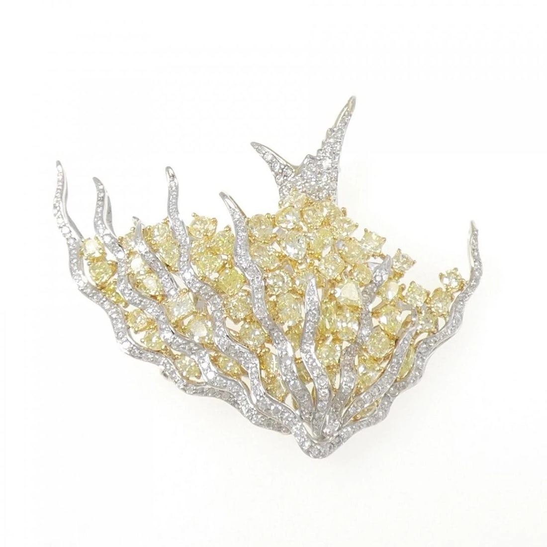 K18WG/K18YG DIAMOND BROOCH: K18WG/K18YG Diamond Brooch Brand: Unbranded Type/Style: Diamond Pendant/Brooch Material: K18WG/K18YG, Main Stone/Creation Natural Color: WG,YG Size: Actual Size Approx. length x width: 47.7mm x
