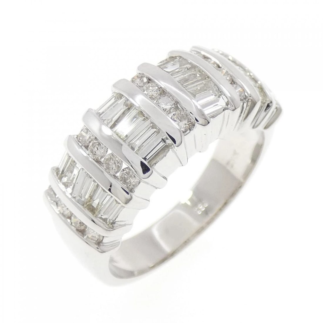 750WG DIAMOND RING: 750WG diamond ring Brand: Unbranded Type/Style: Diamond Ring Material: 750WG, Main Stone/Creation Natural Color: White Gold Size: US 7 Accessories: None Accessories Notice: When purchasing
