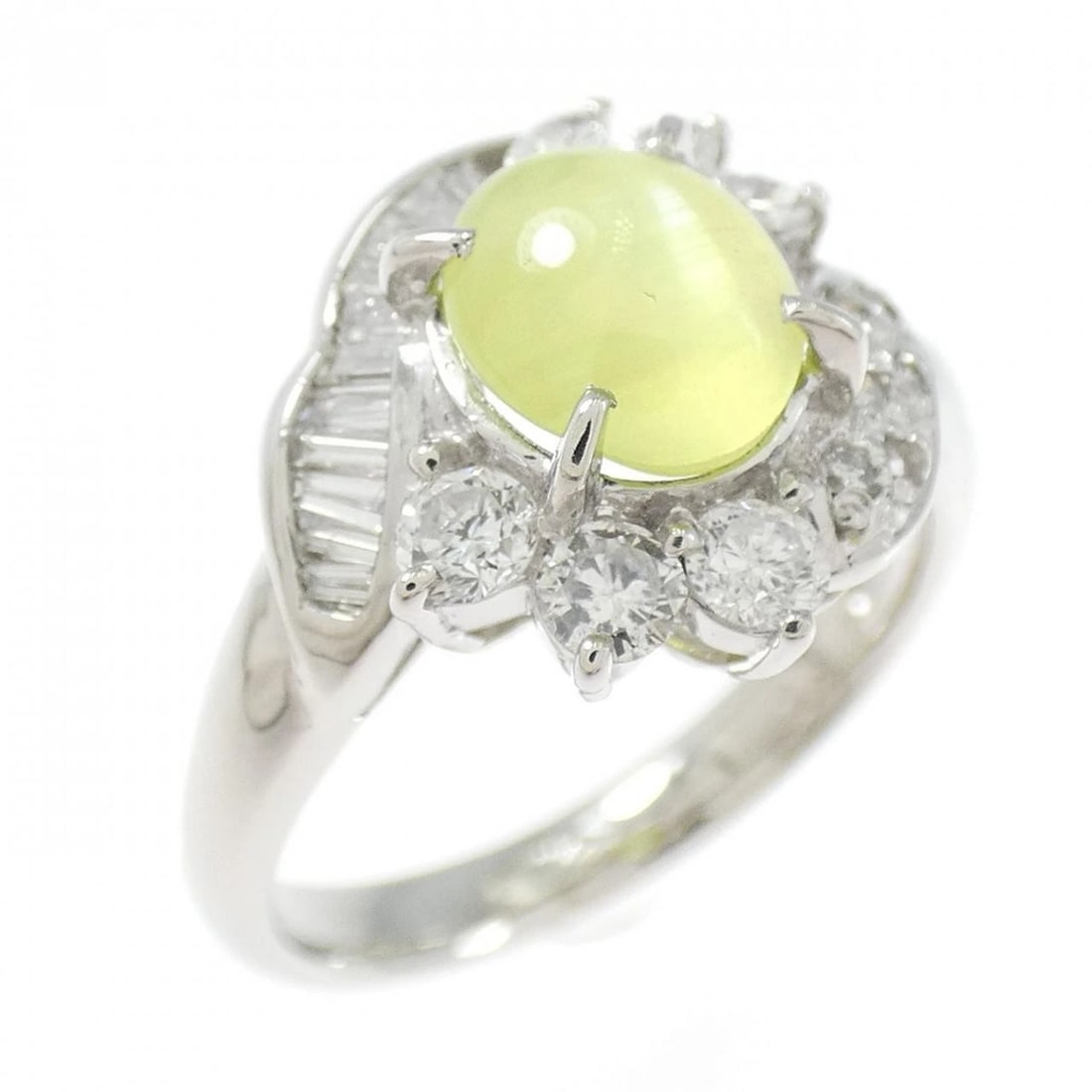 PT900 CHRYSOBERYL CAT'S EYE RING: PT900 Chrysoberyl Cat's Eye Ring Brand: Unbranded Type/Style: Chrysoberyl Cat's Eye Ring Material: PT900, Main Stone/Creation Chrysoberyl Cat's EyeSecondary Stone Diamond Color: Silver Size: US 5 1/2
