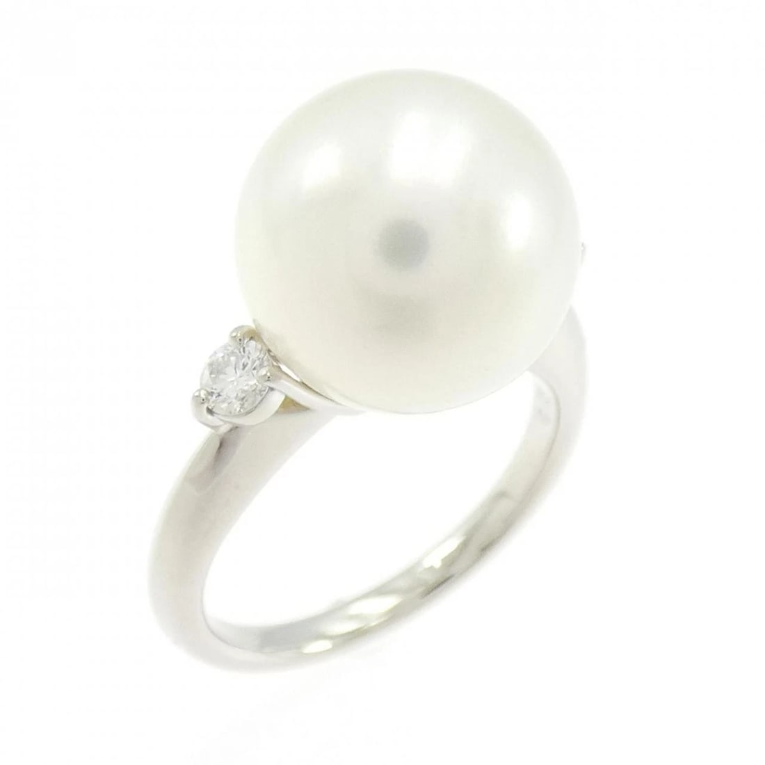 PT900 WHITE BUTTERFLY PEARL RING: PT900 White Butterfly Pearl Ring Brand: Unbranded Type/Style: White Butterfly Pearl Ring Material: Platinum900, Main Stone/Creation White Butterfly Pearl Secondary Stone Diamond Color: Platinum Size:
