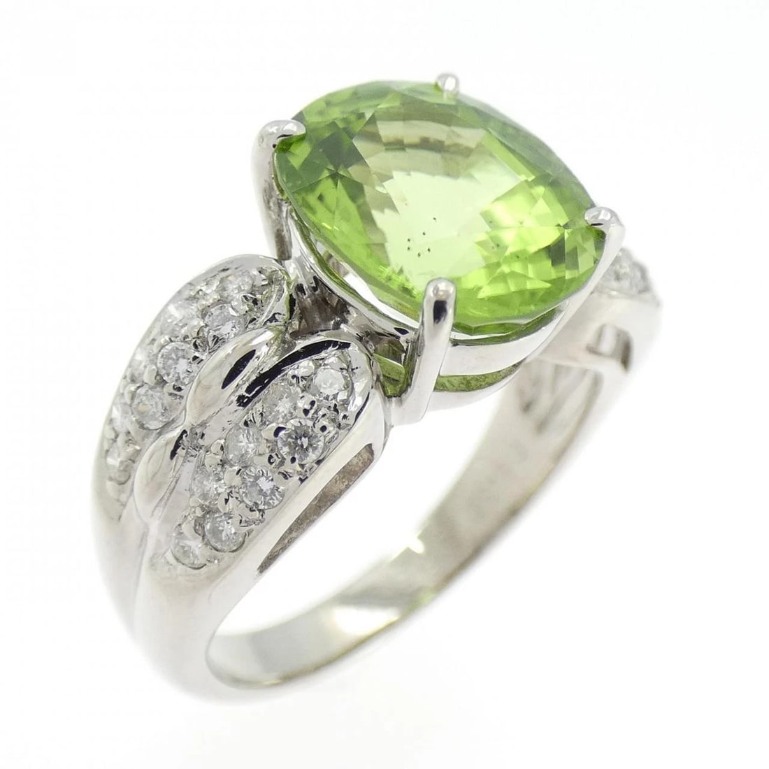 750WG PERIDOT RING: 750WG Peridot Ring Brand: Unbranded Type/Style: Peridot Ring Material: 750WG, Main Stone/Creation PeridotSecondary Stone Diamond Color: White gold Size: US 6 1/4 Accessories: None Accessories Notice: