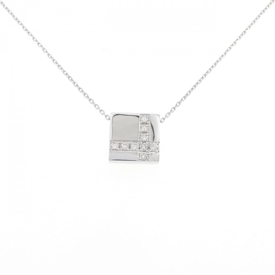 K18WG DIAMOND NECKLACE: K18WG Diamond Necklace Brand: Unbranded Type/Style: Diamond Necklace Material: K18WG, Main Stone/Creation Natural Color: White Gold Size: 40cmActual Size Pendant length approx. x width approx.: