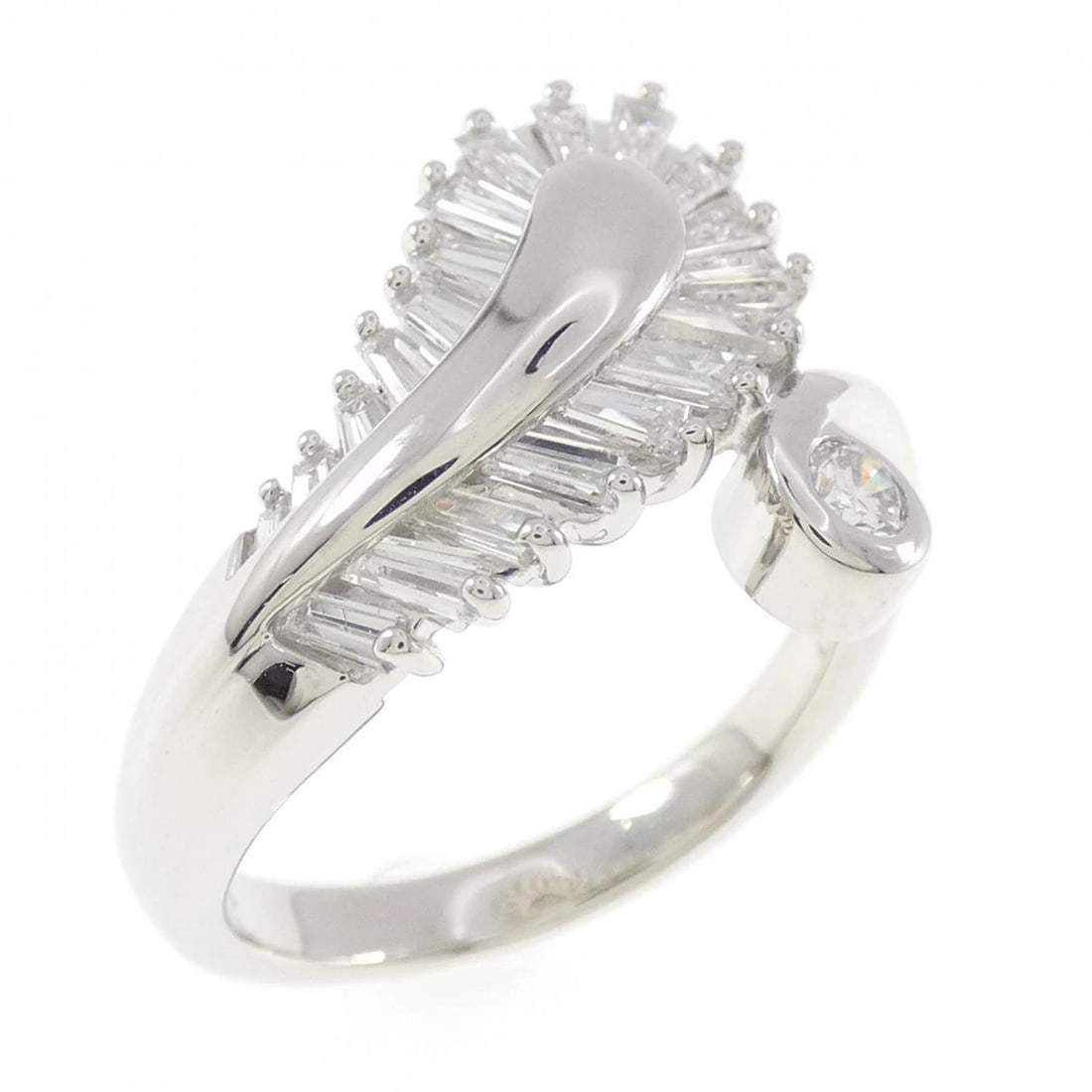 PT900 DIAMOND RING: PT900 Diamond Ring Brand: Unbranded Type/Style: Diamond Ring Material: Platinum900, Main Stone/Creation Natural Color: Platinum Size: US 6 Accessories: None Accessories Notice: When purchasing