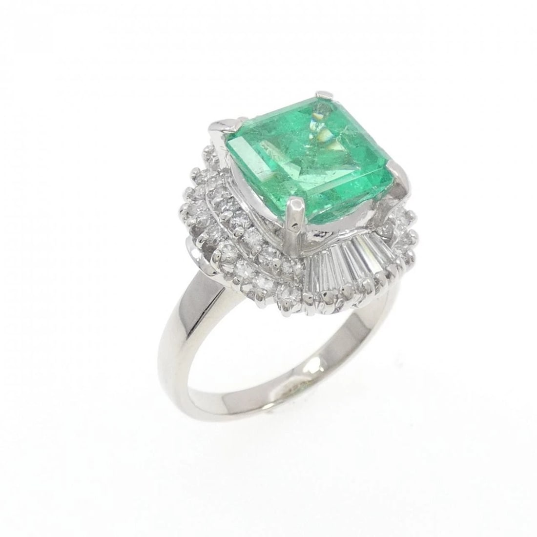 PT900 EMERALD RING: PT900 Emerald Ring Brand: Unbranded Type/Style: Emerald Ring Material: PT900, Main Stone/Creation EMERALD Secondary Stone Diamond Color: Silver Size: US 5 1/4 Accessories: None Accessories