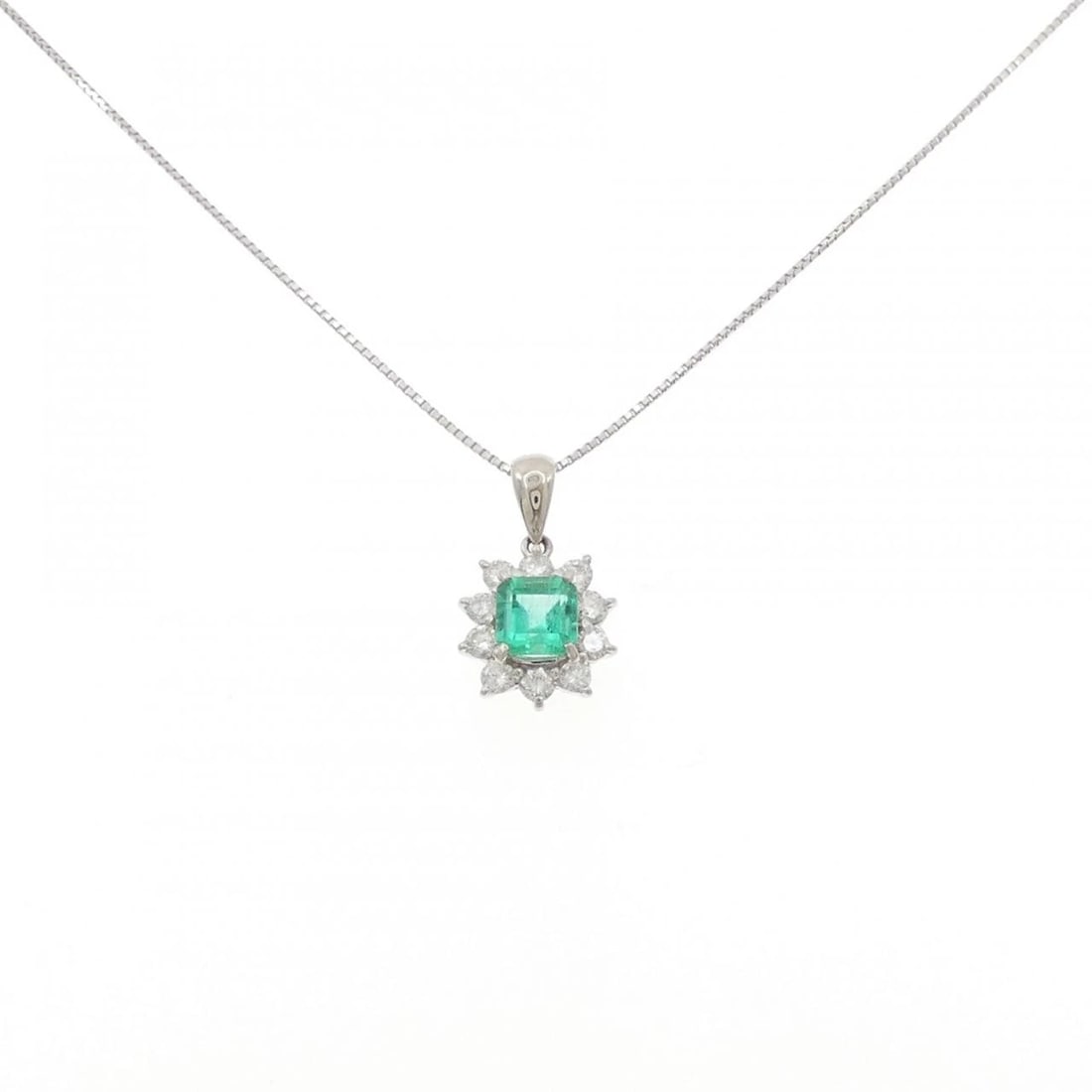 PT900/PT850 EMERALD NECKLACE: PT900/PT850 Emerald Necklace Brand: Unbranded Type/Style: Emerald Necklace Material: PT900/PT850, Main Stone/Creation EMERALD Secondary Stone Diamond Color: Silver Size: 45CM Actual Size Pendant