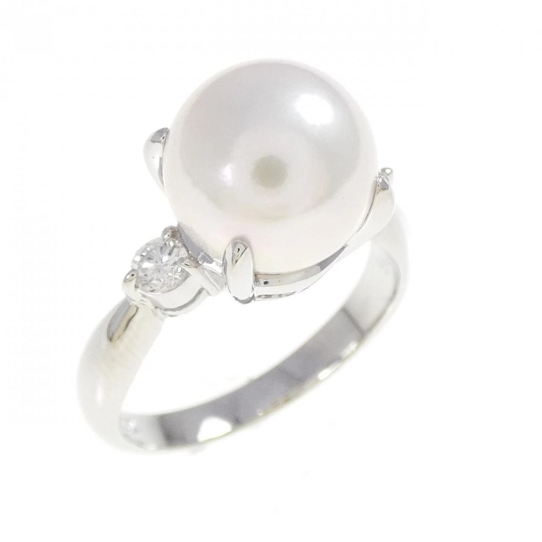 PT900 AKOYA PEARL RING (1 of 2)