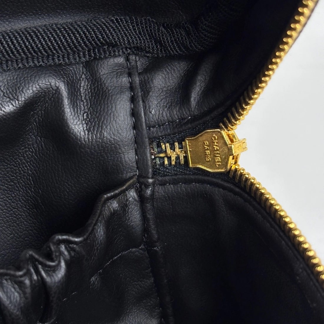 CHANEL (INTERLOCKING) CC LOGO VANITY BAG - 6