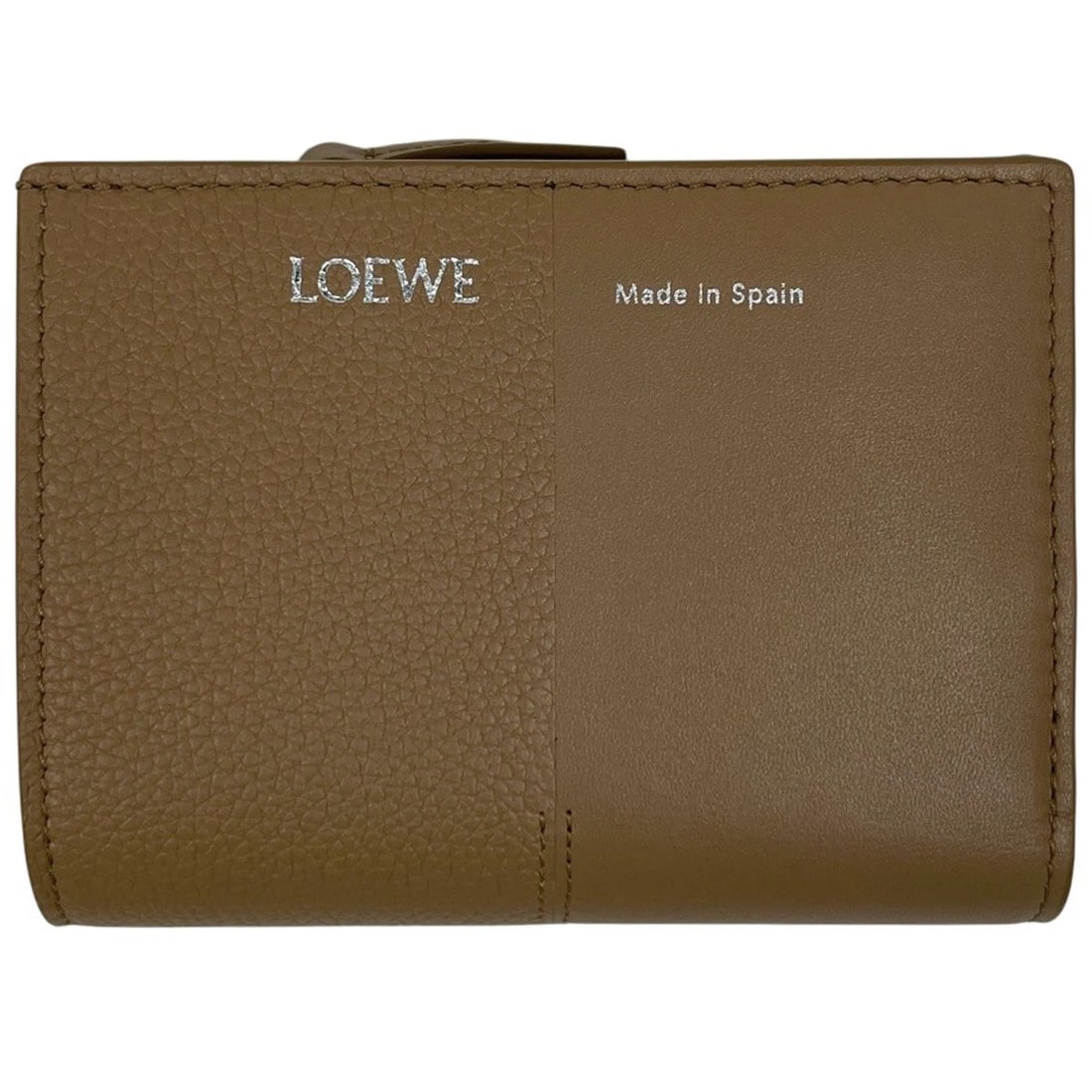 LOEWE DUET COMPACT WALLET BI-FOLD WALLET SMOOTH RUBBED: LOEWE Duet Compact Wallet Bi-Fold wallet Smooth Rubbed Brand: LOEWE Type/Style: Bi-Fold wallet Material: Smooth Rubbed ?Grain Calfskin Leather Color: mocha Size: Width 11.4cm(4.5") Height 8.5cm(3.3")