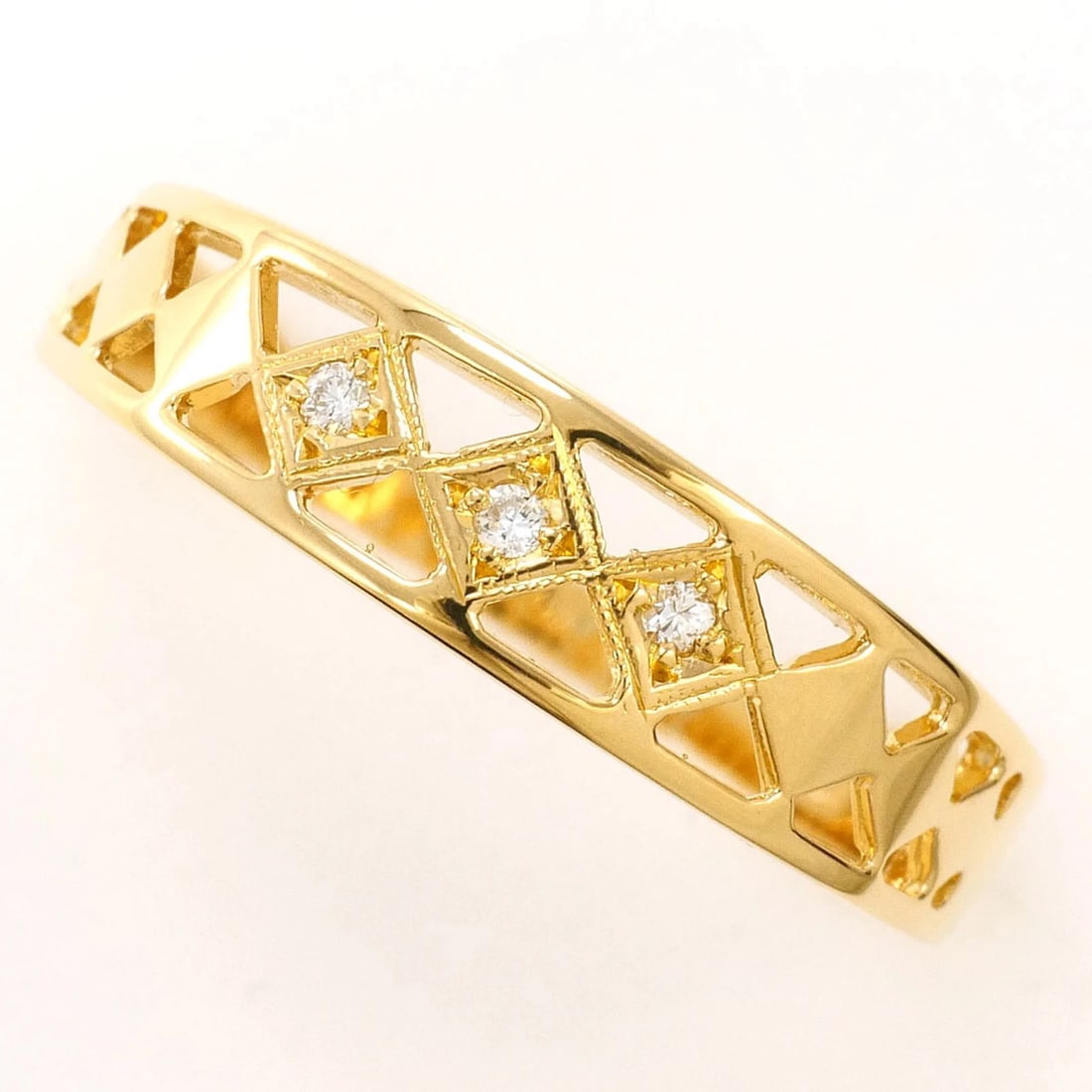 18K YELLOW GOLD RING DIAMOND: 18K Yellow Gold Ring Diamond Brand: Unbranded Type/Style: Band Ring Material: Yellow gold (18K) Color: Yellow gold Size: US 7 Accessories: None Accessories Notice: When purchasing pre-owned goods,