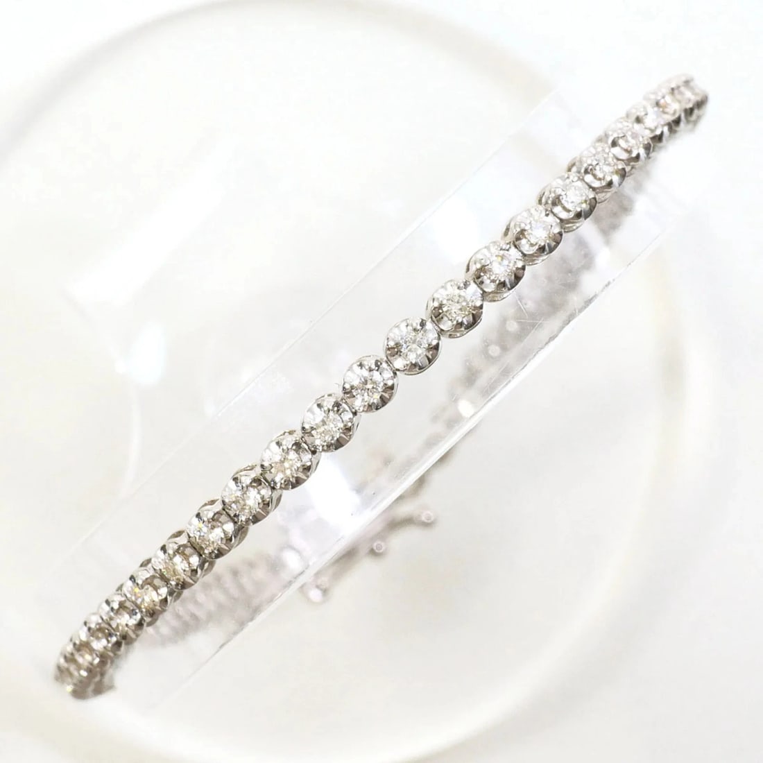 18K WHITE GOLD BRACELET DIAMOND: 18K white gold bracelet diamond Brand: Unbranded Type/Style: Charm bracelet Material: White gold (18K) Color: White gold Size: Length 17.5cm / 6.88'' Accessories: None Accessories Notice: