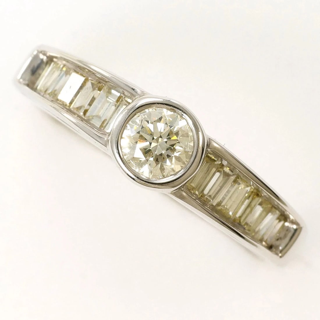 18K WHITE GOLD RING YELLOW DIAMOND: 18K white gold ring yellow diamond Brand: Unbranded Type/Style: Band Ring Material: White gold (18K) Color: White gold Size: US 4.5 Accessories: None Accessories Notice: When purchasing pre-owned