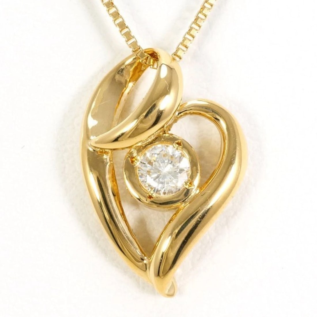 18K YELLOW GOLD NECKLACE: 18K Yellow Gold Necklace Brand: Unbranded Type/Style: Necklace Material: Yellow gold (18K) Color: Yellow gold Size: Neck Circumference 45 cm / 17.71'' Pendant Size 15mm x 10mm / 0.59'' x 0.39'' Ac