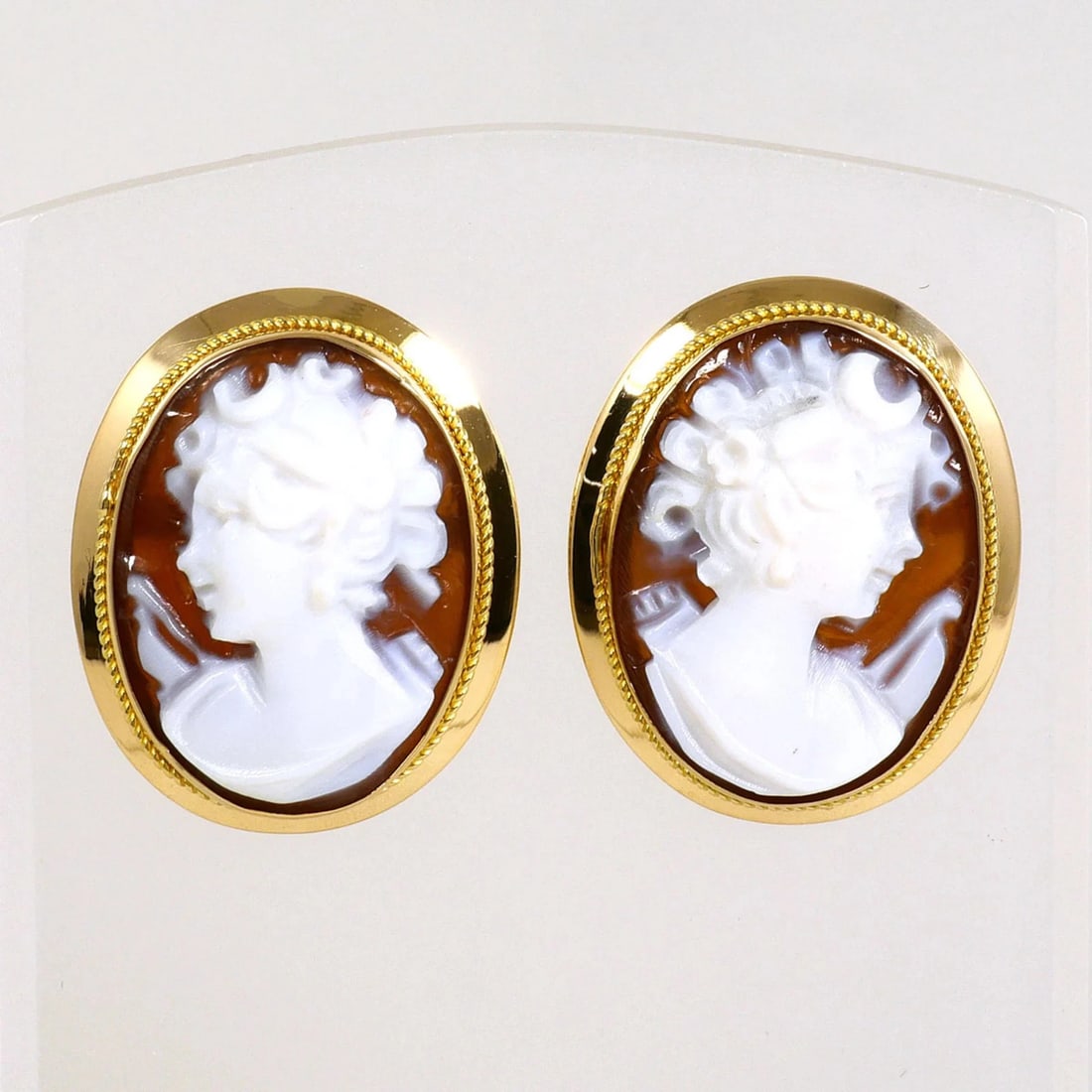 18K YELLOW GOLD EARRINGS: 18K Yellow Gold Earrings Brand: Unbranded Type/Style: Stud earRings Material: Yellow gold (18K) Color: Platinum, Yellow gold Size: US 6 Accessories: None Accessories Notice: When purchasin