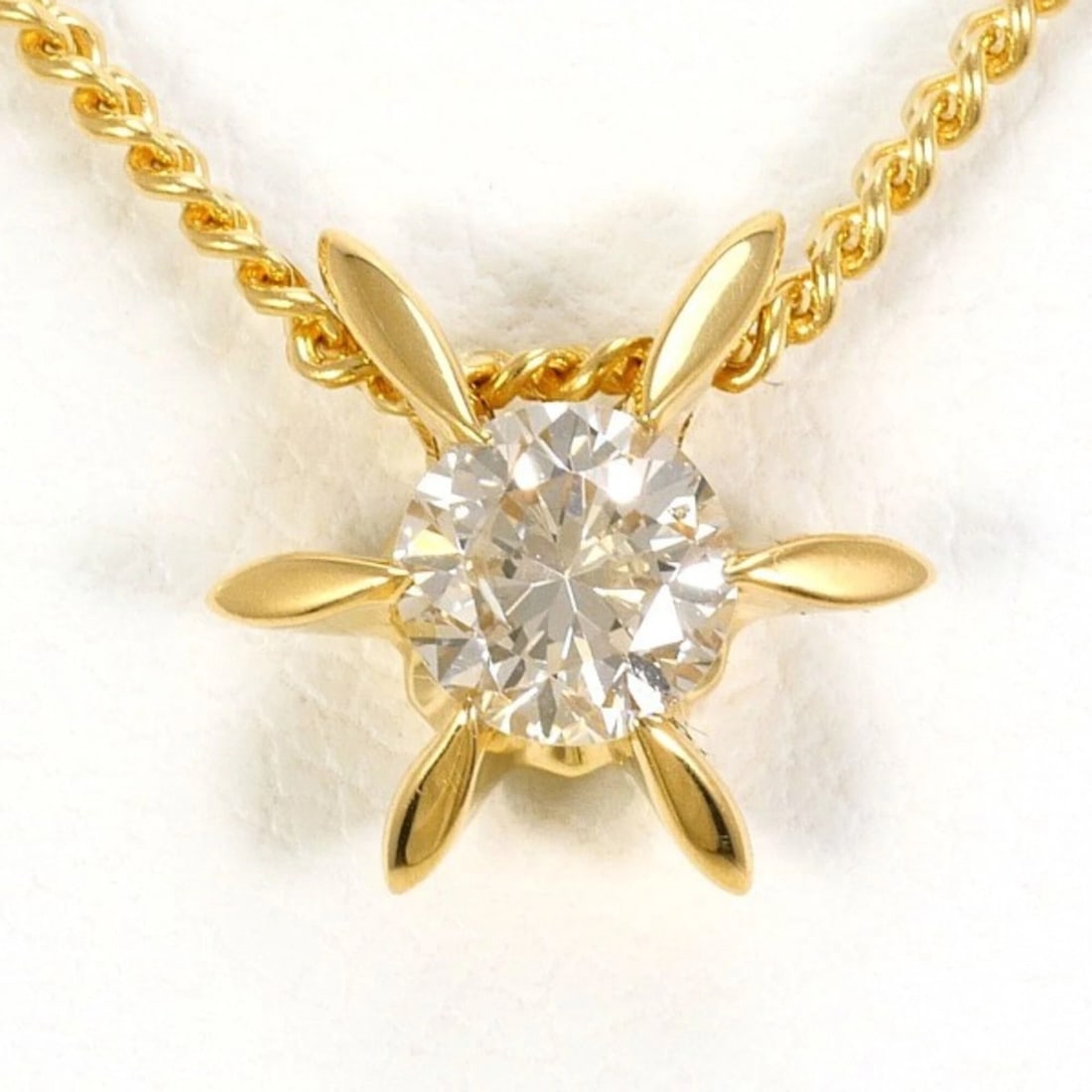 18K YELLOW GOLD NECKLACE DIAMOND: 18K Yellow Gold Necklace Diamond Brand: Unbranded Type/Style: Necklace Material: Yellow gold (18K) Color: Yellow gold Size: Neck Circumference 46 cm / 18.11'' Pendant Size 9mm x 9mm / 0.35'' x 0.35'' 