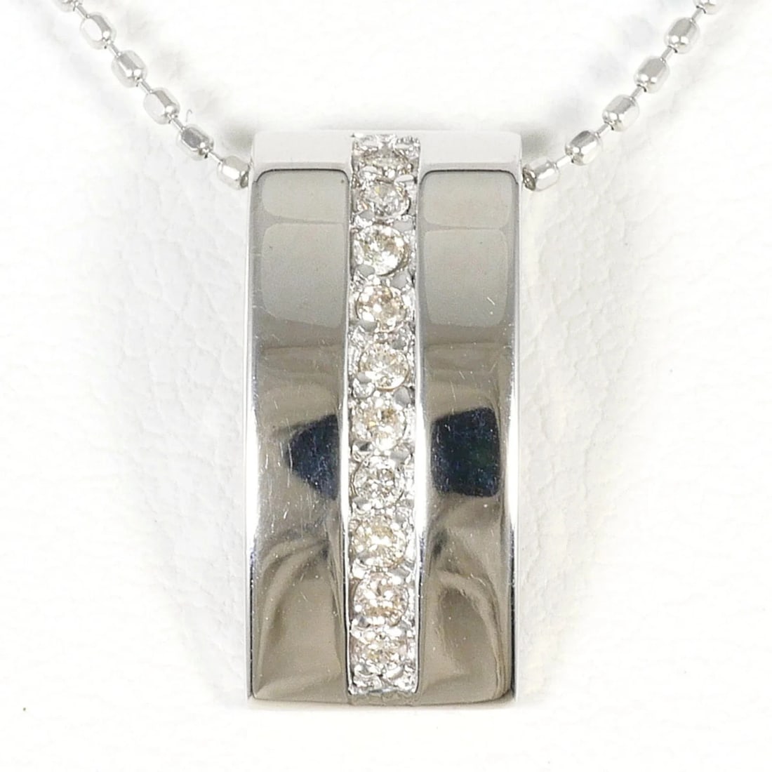 18K WHITE GOLD NECKLACE DIAMOND: 18K white gold necklace diamond Brand: Unbranded Type/Style: Necklace Material: White gold (18K) Color: White gold Size: Neck Circumference 39 cm / 15.35'' Pendant Size 15mm x 7mm / 0.59'' x 0.27''