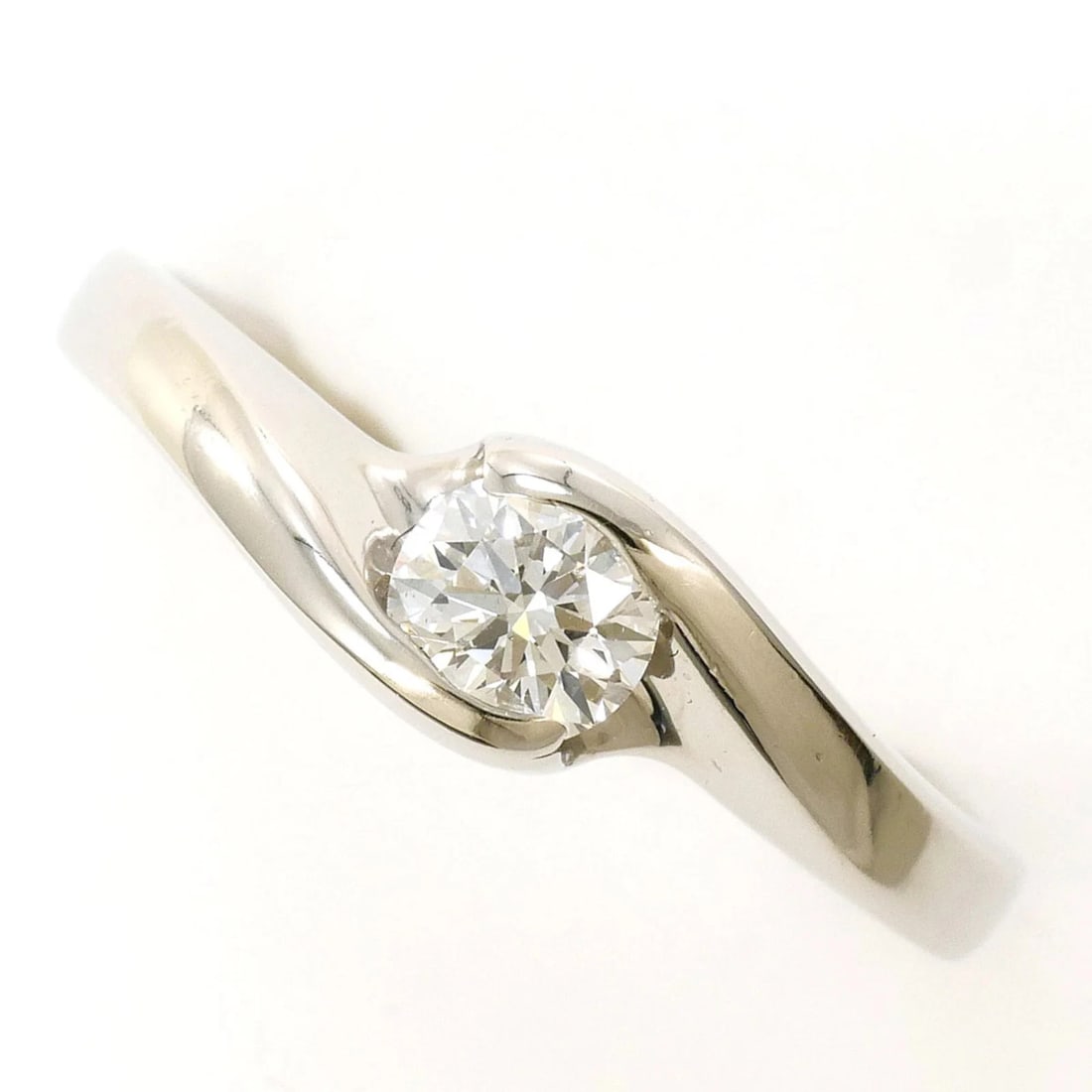 PT900 PLATINUM RING, 1 DIAMOND: PT900 Platinum Ring, 1 Diamond Brand: Unbranded Type/Style: Band Ring Material: Platinum 900 Color: Platinum Size: US 6.5 Accessories: None Accessories Notice: When purchasing pre-owned go