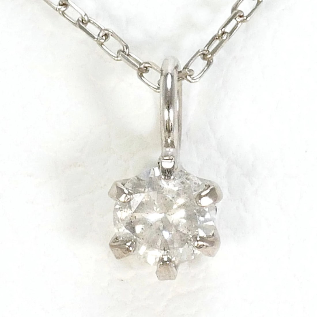 18K WHITE GOLD NECKLACE DIAMOND: 18K white gold necklace diamond Brand: Unbranded Type/Style: Necklace Material: White gold (18K) Color: White Gold Size: Neck Circumference 40 cm / 15.74'' Pendant Size 6mm x 3mm / 0.23'' x 0.11''