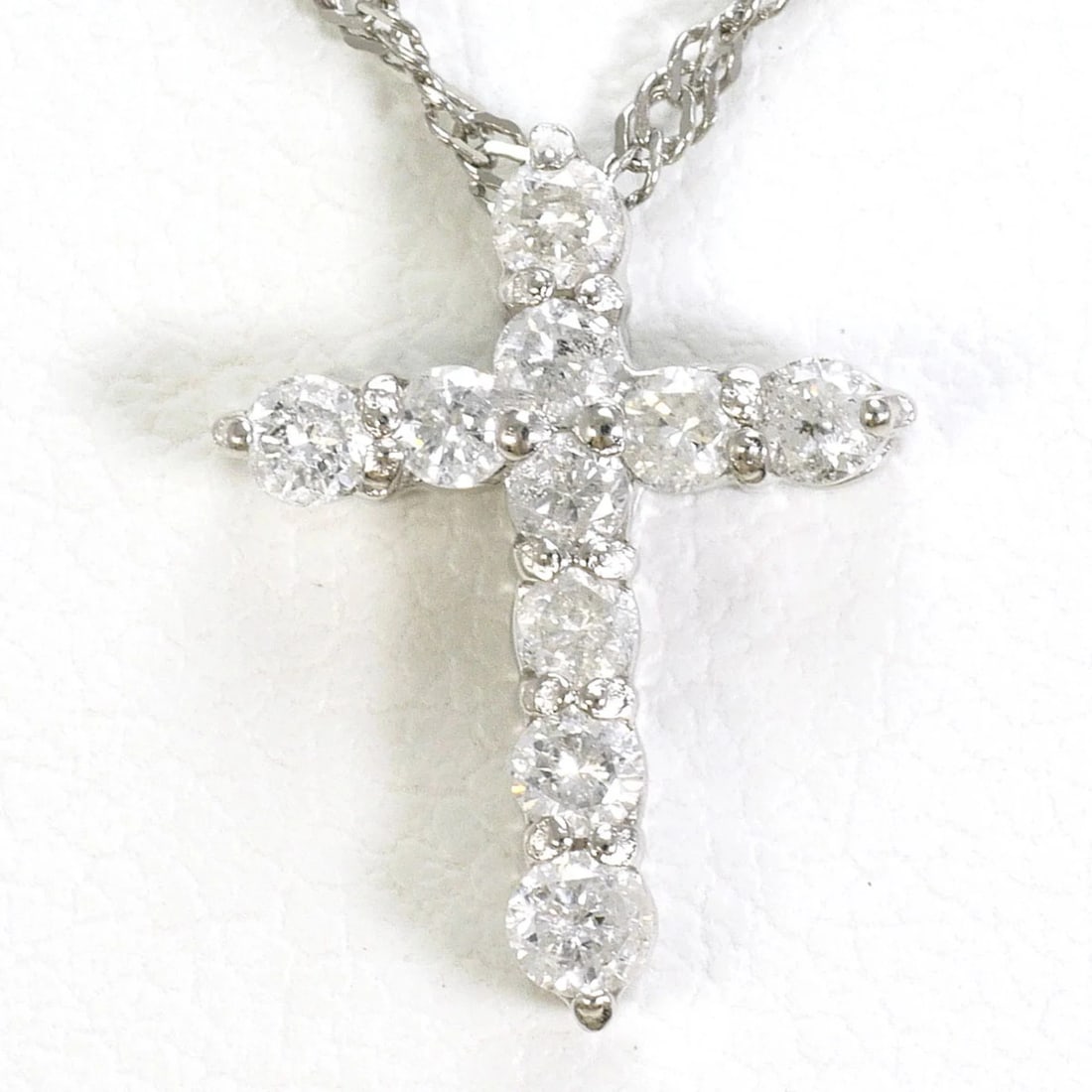 PT900 PLATINUM / PT850 NECKLACE DIAMOND: PT900 Platinum / PT850 Necklace Diamond Brand: Unbranded Type/Style: Necklace Material: Platinum 850 Platinum 900 Color: Platinum Size: Neck Circumference 40 cm / 15.74'' Pendant Size 13mm x 10mm /