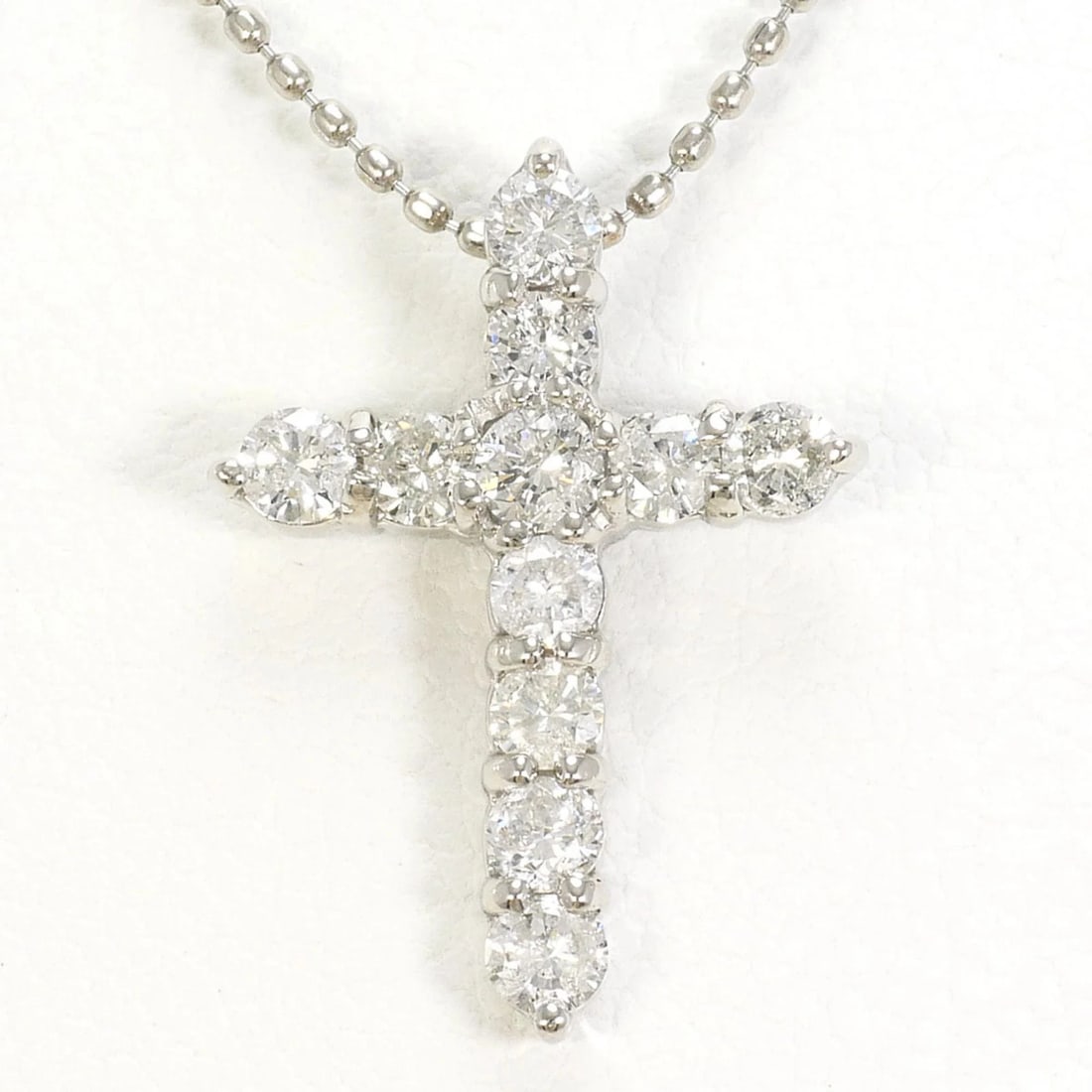 PT850 PLATINUM / PT900 NECKLACE DIAMOND: PT850 Platinum / PT900 Necklace Diamond Brand: Unbranded Type/Style: Necklace Material: Platinum 850 Platinum 900 Color: Platinum Size: Neck Circumference 40 cm / 15.74'' Pendant Size 17mm x 11mm /