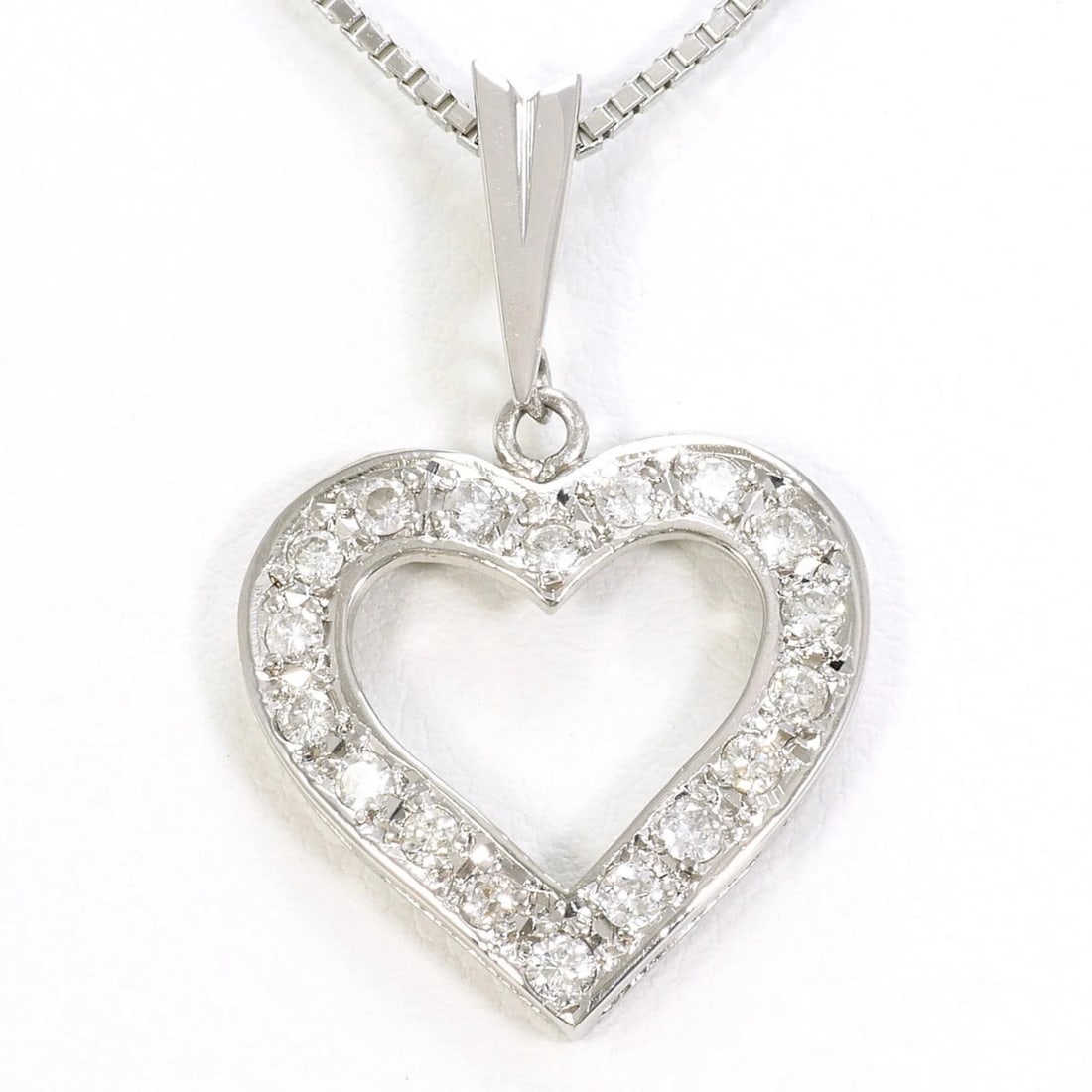 PT900 PLATINUM / PT850 NECKLACE DIAMOND: PT900 Platinum / PT850 Necklace Diamond Brand: Unbranded Type/Style: Necklace Material: Platinum 850 Platinum 900 Color: Platinum Size: Neck Circumference 42 cm / 16.53'' Pendant Size 30mm x 20mm / 1.