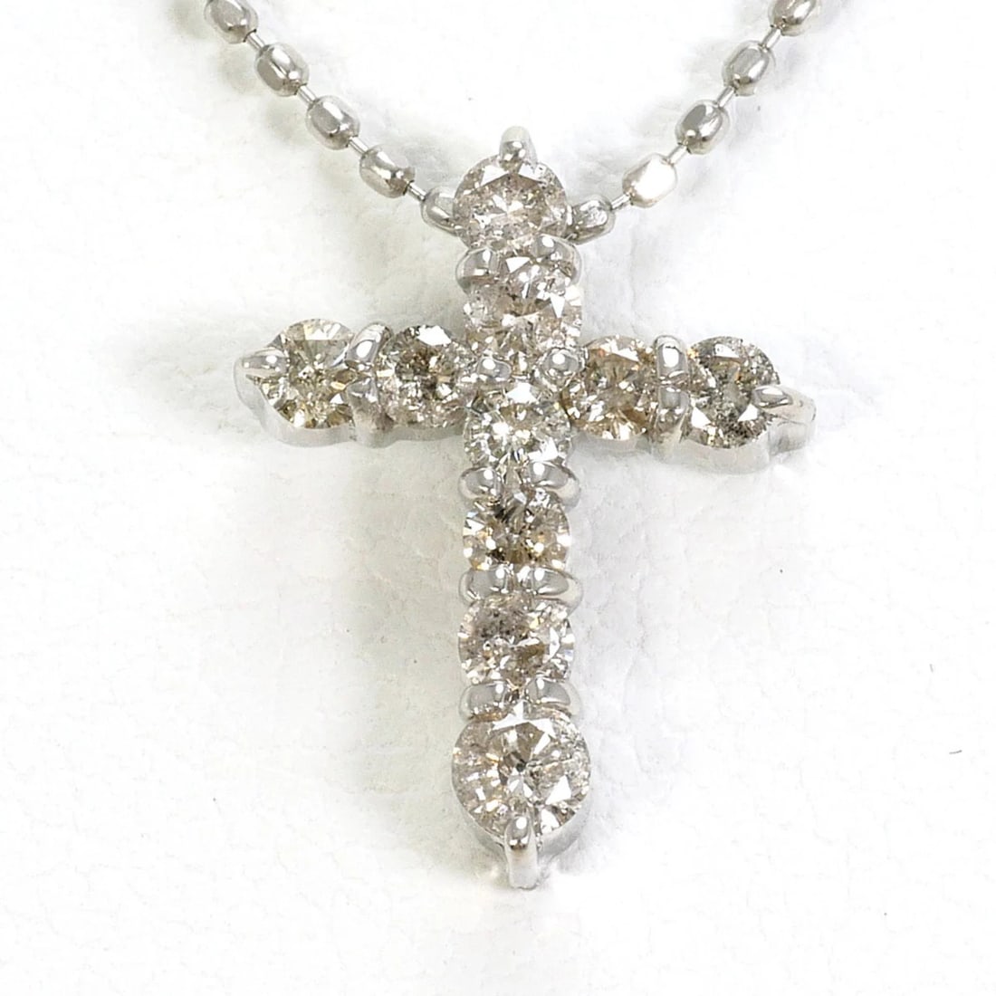 PT900 PLATINUM / PT850 NECKLACE DIAMOND: PT900 Platinum / PT850 Necklace Diamond Brand: Unbranded Type/Style: Necklace Material: Platinum 850 Platinum 900 Color: Platinum Size: Neck Circumference 41 cm / 16.14'' Pendant Size 13mm x 9mm /