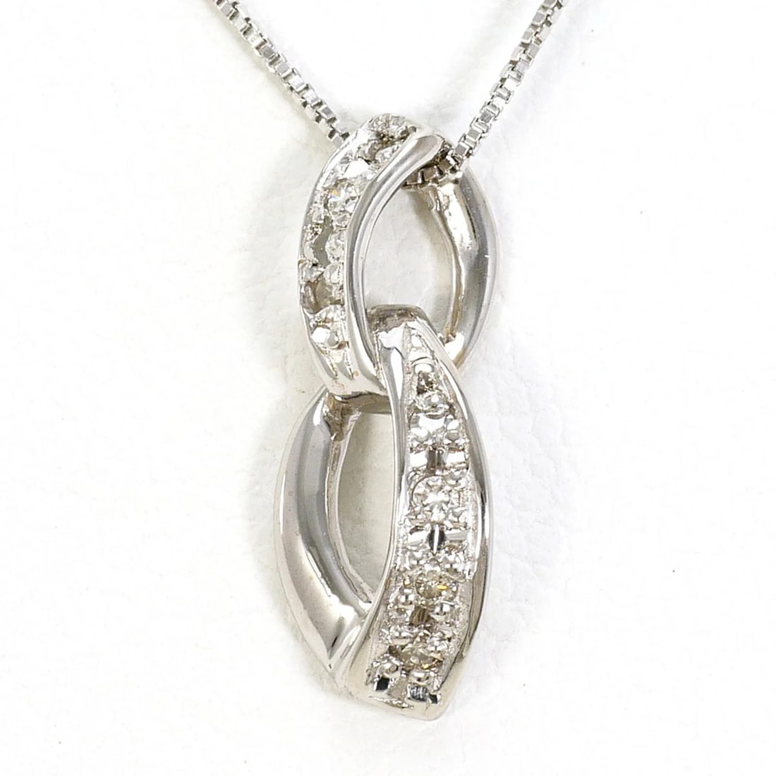 18K WHITE GOLD NECKLACE DIAMOND: 18K white gold necklace diamond Brand: Unbranded Type/Style: Necklace Material: White gold (18K) Color: White gold Size: Neck Circumference 40 cm / 15.74'' Pendant Size 13mm x 5mm / 0.51'' x 0.19''