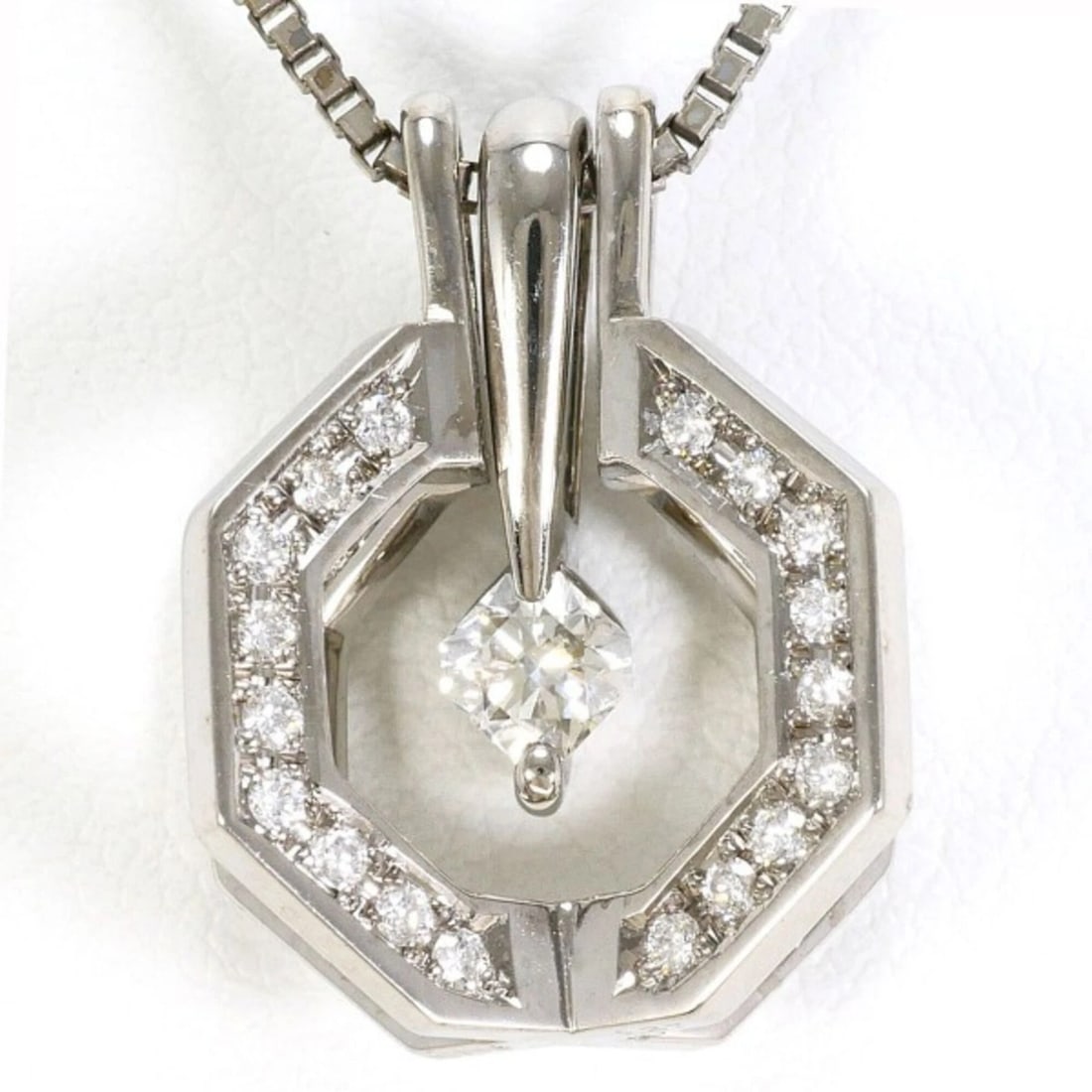 18K WHITE GOLD NECKLACE: 18K white gold necklace Brand: Unbranded Type/Style: Necklace Material: White gold (18K), Main Stone/Creation Natural Color: White gold Size: Neck Circumference 45 cm / 17.71'' Pendant Size 19mm x