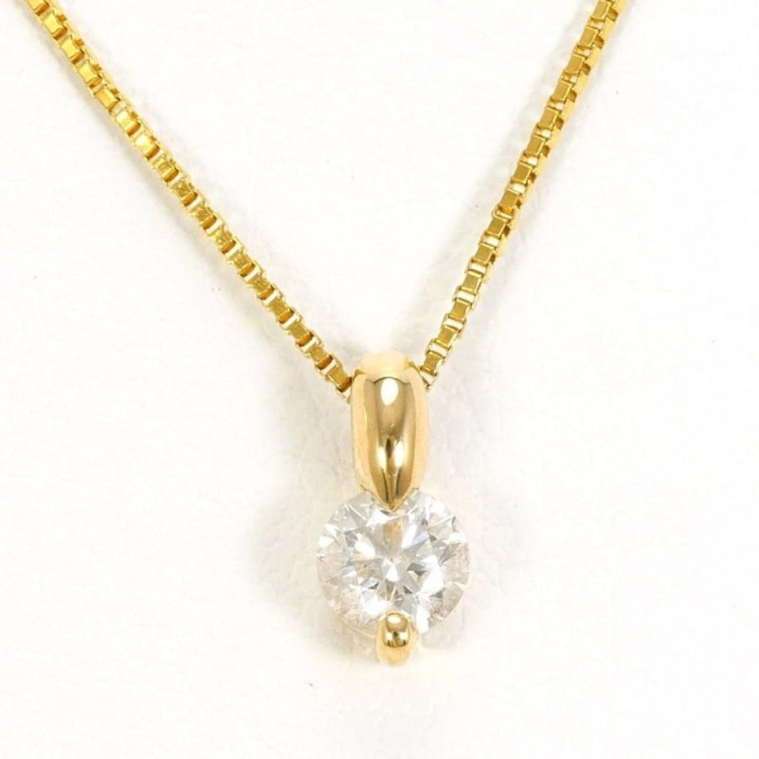 18K YELLOW GOLD NECKLACE DIAMOND: 18K Yellow Gold Necklace Diamond Brand: Unbranded Type/Style: Necklace Material: Yellow gold (18K) Color: Yellow gold Size: Neck Circumference 43 cm / 16.92'' Pendant Size 7mm x 4mm / 0.27'' x 0.15''