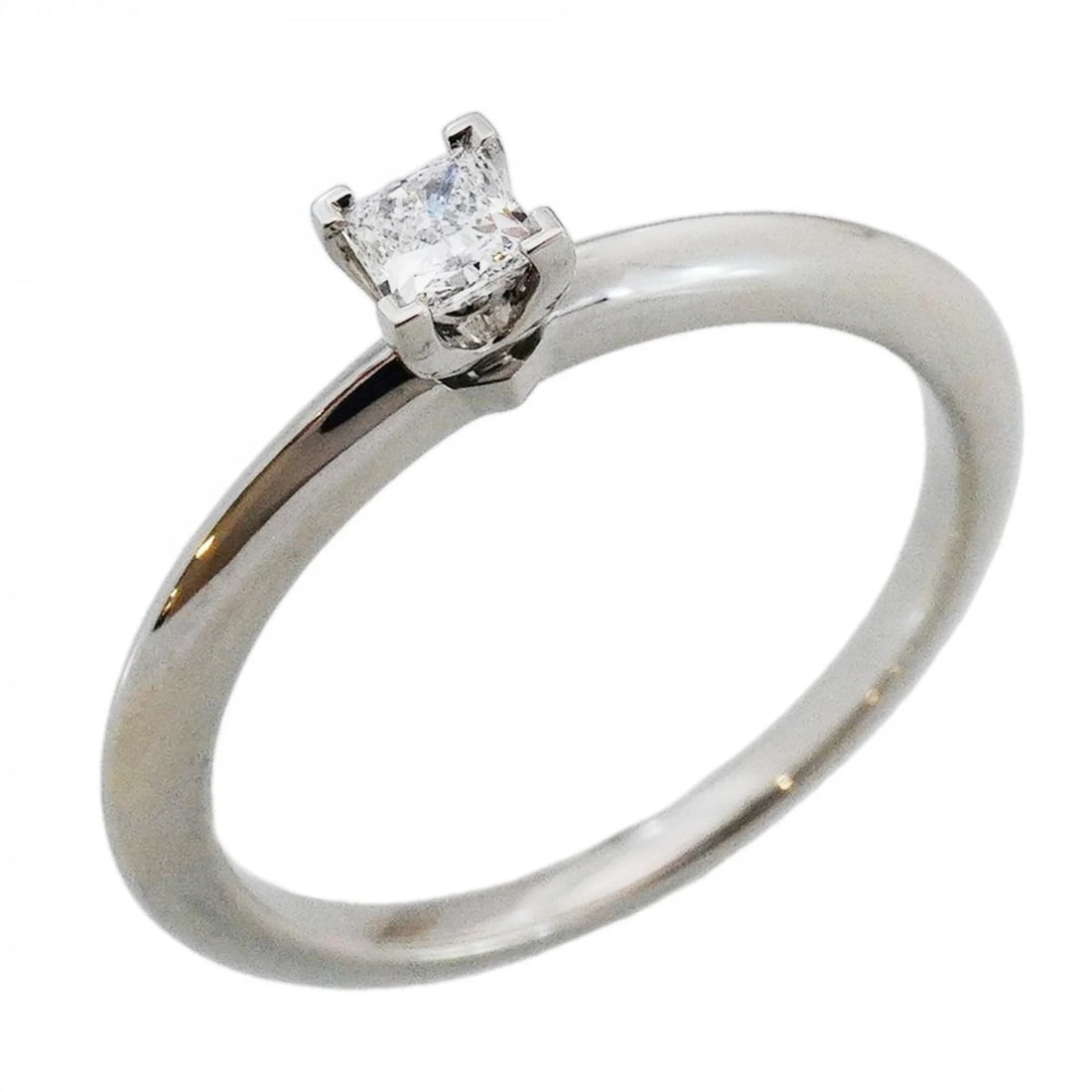 TIFFANY & CO. SOLITAIRE SQUARE CUT RING, 1PD: Tiffany & Co. Solitaire Square Cut Ring, 1PD Brand: Tiffany Type/Style: Band Ring Material: Platinum 950, Main Stone/Creation Natural Color: Silver gold Size: US 7 Accessories: None Accessories